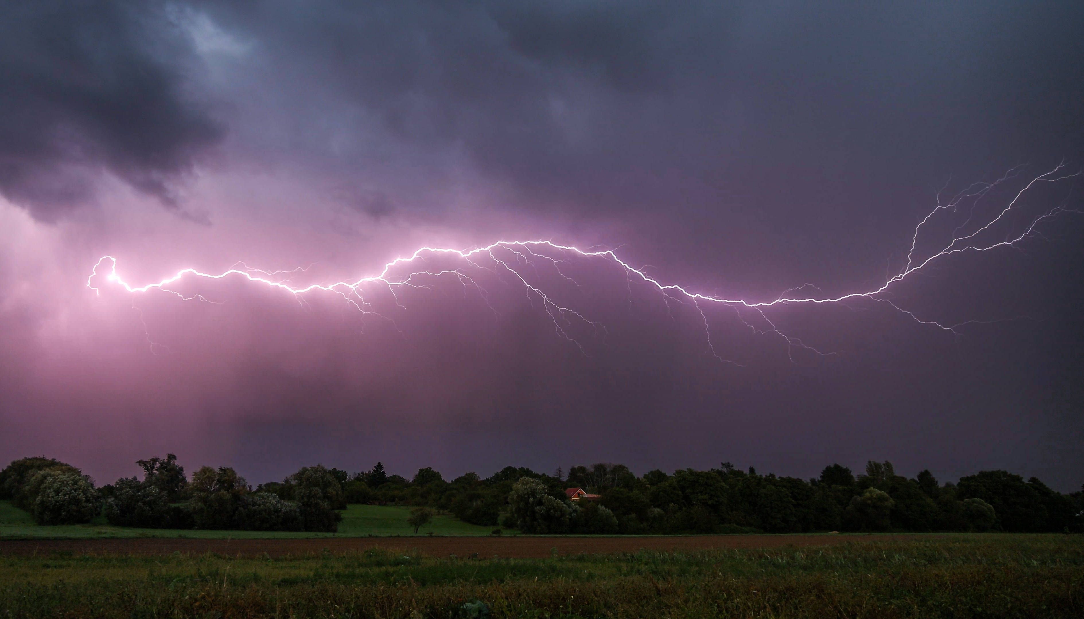 Heute.at - Kälte-Keule peitscht heftige Gewitter nach Österreich