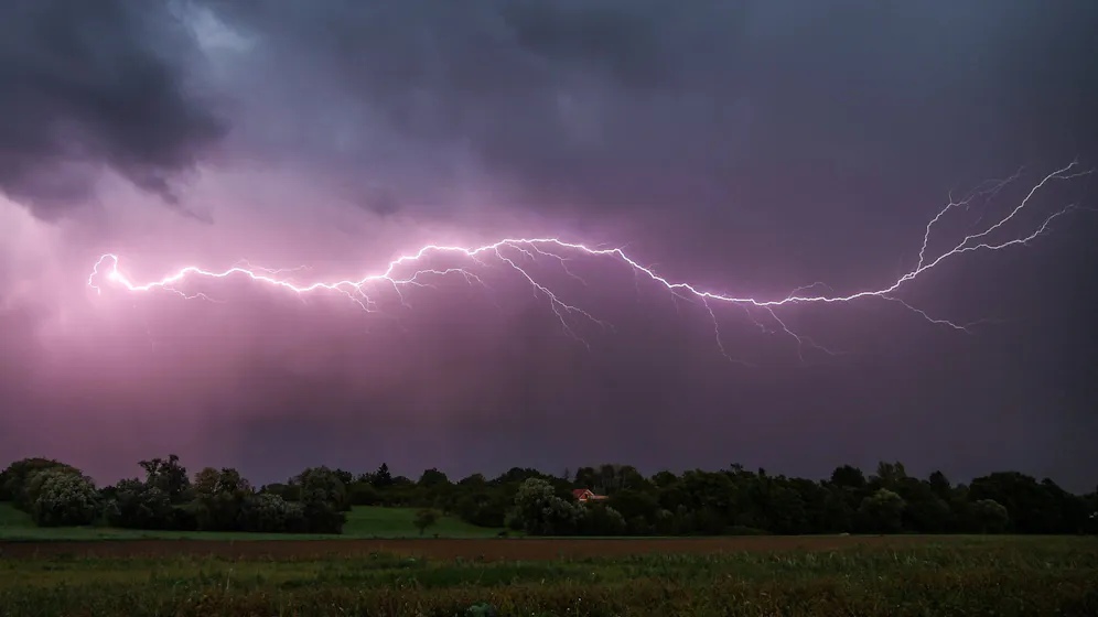 Heute.at - Kälte-Keule peitscht heftige Gewitter nach Österreich