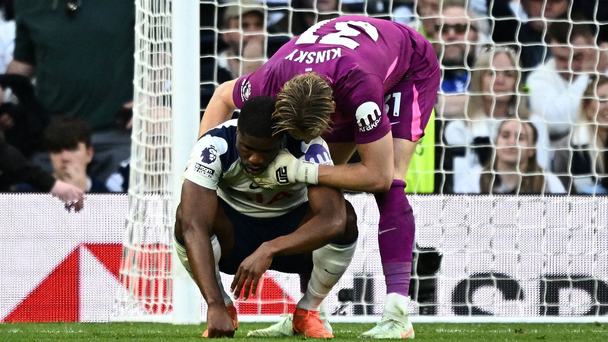 Goalie Kinsky baut Danso nach dem bitteren Gegentor auf.