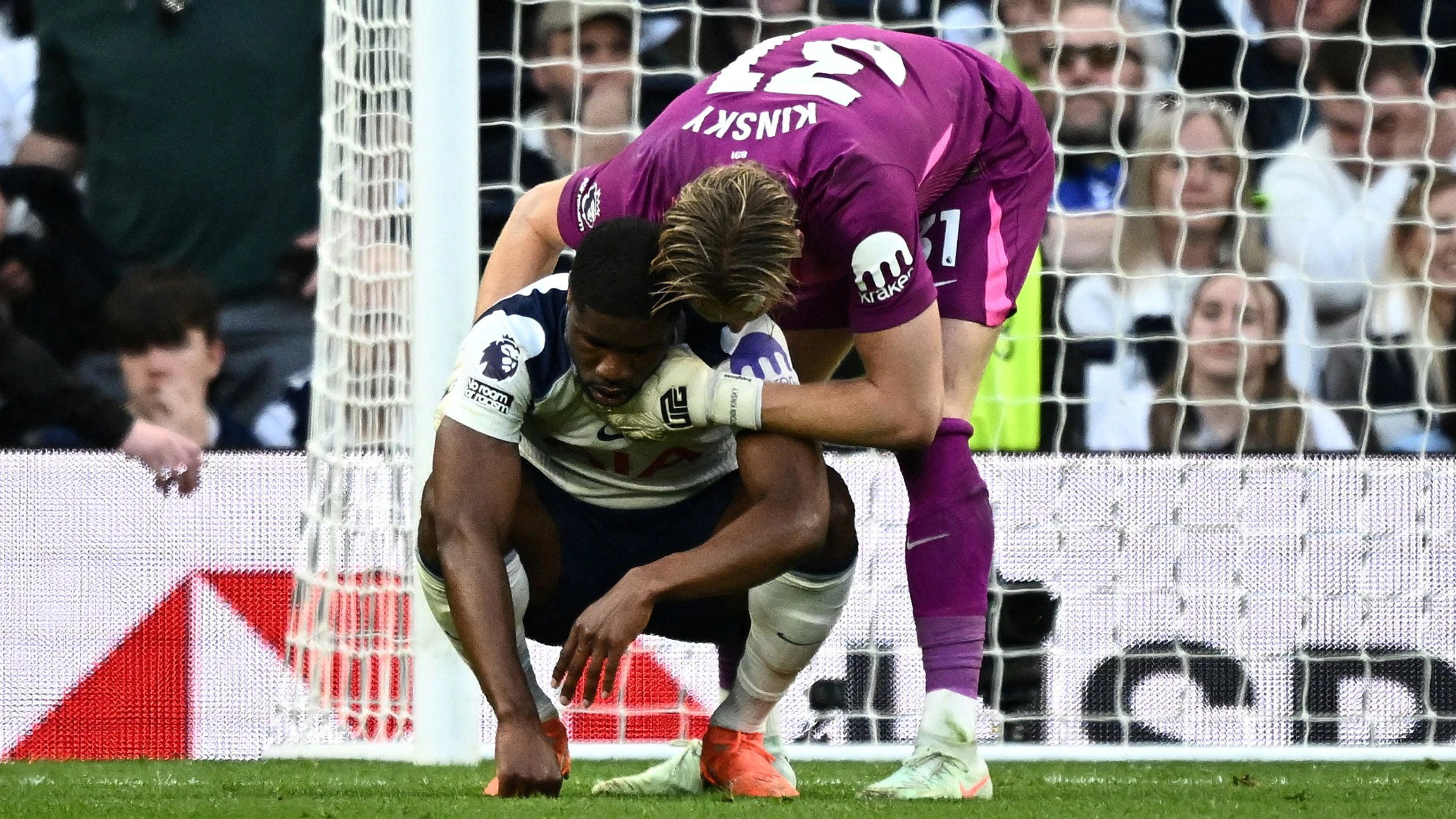 Goalie Kinsky baut Danso nach dem bitteren Gegentor auf.