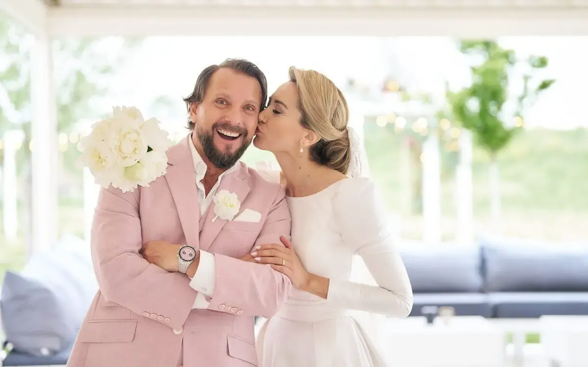 Die Farbpalette für Bräutigame wird immer vielfältiger. Besonders angesagt sind helle, natürliche Töne.