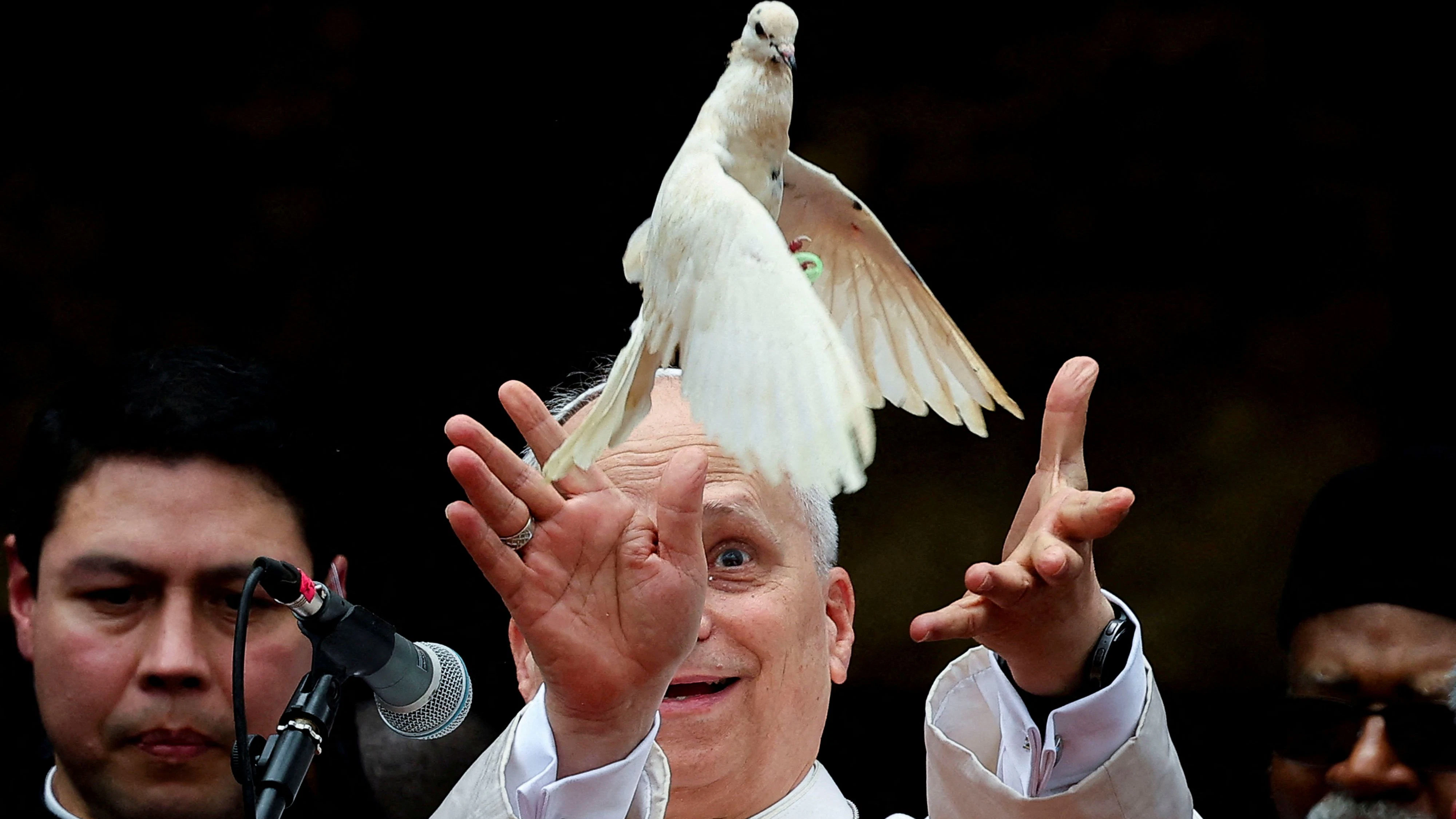 FILE PHOTO: Pope Leo XIV releases a bird next to Archbishop of Bamenda Andrew Fuanya Nkea and other officials after a meeting for peace with the community of Bamenda in Saint Joseph’s Cathedral in Bamenda, Cameroon, April 16, 2026. REUTERS/Guglielmo Mangiapane/File Photo