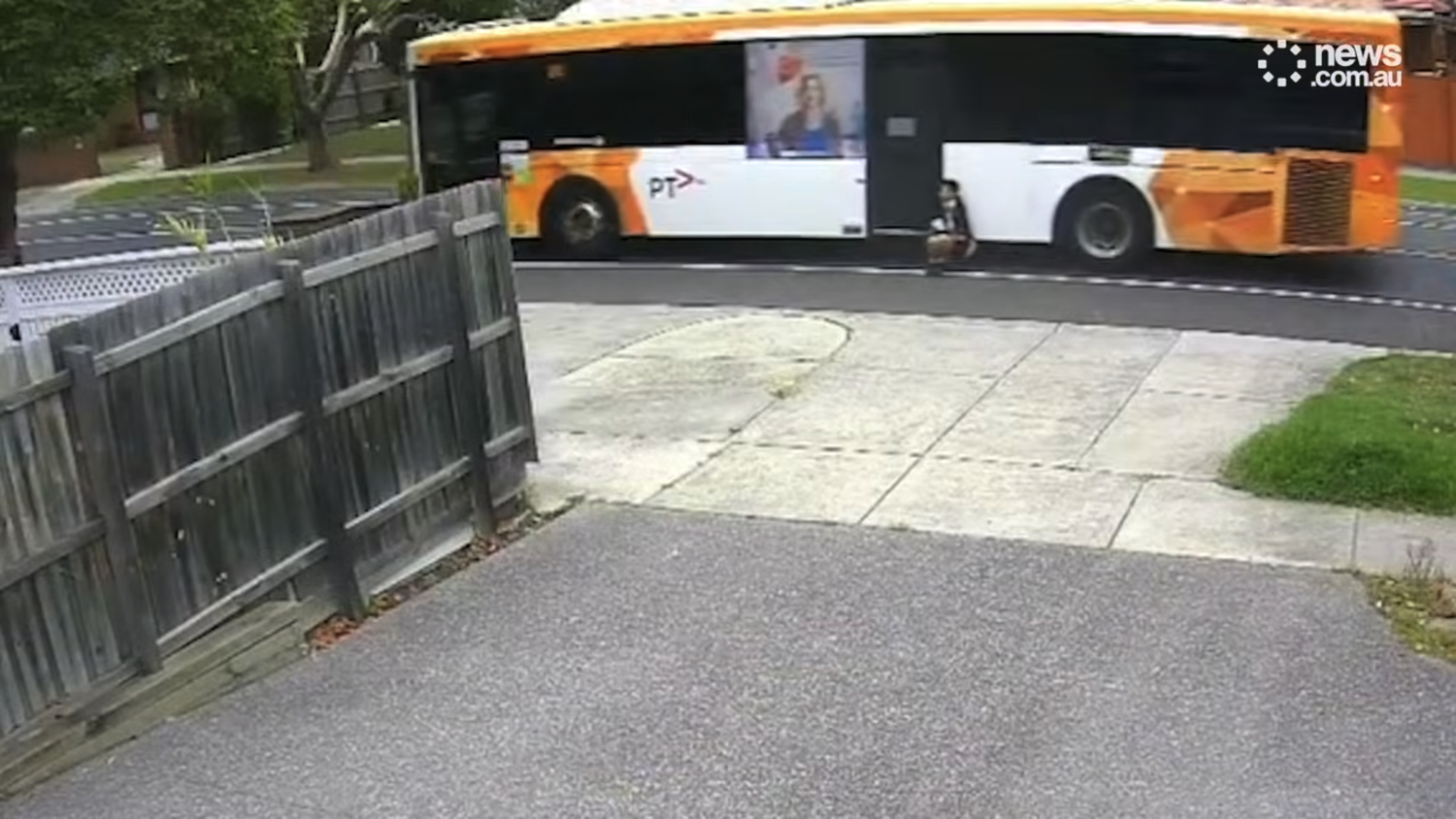 Heute.at - Bub von Schulbus 350 Meter weit mitgeschleift