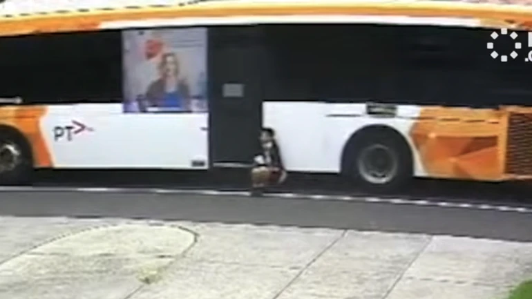 12-Jähriger in Melbourne in Bustür eingeklemmt