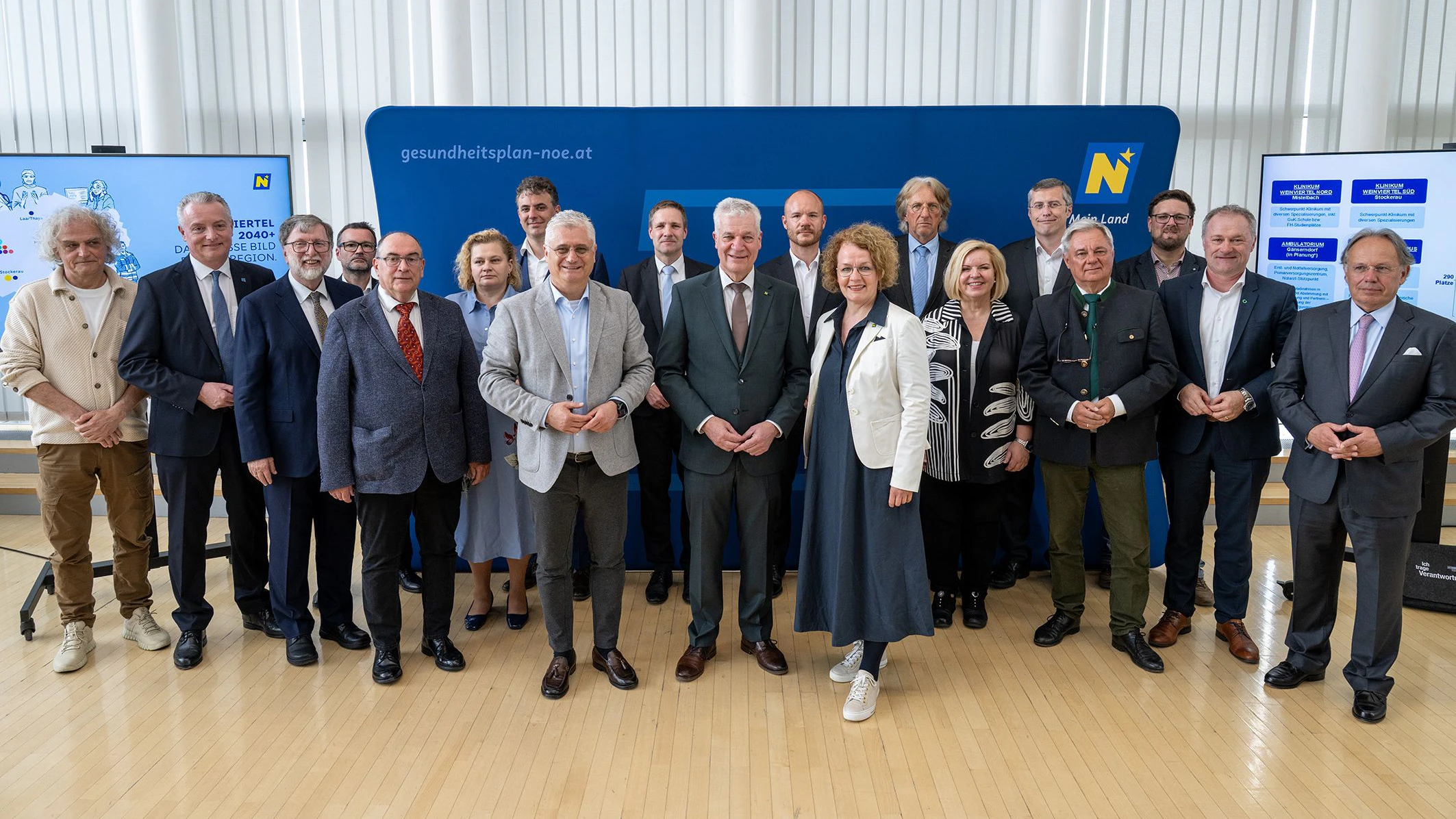 Die für Gesundheit zuständigen Landesrätinnen und Landesräte Christiane Teschl-Hofmeister, Anton Kasser und Martin Antauer gemeinsam mit allen Experten die an der Neuausrichtung der Gesundheitsversorgung Weinviertel 2040+ mitgewirkt haben.