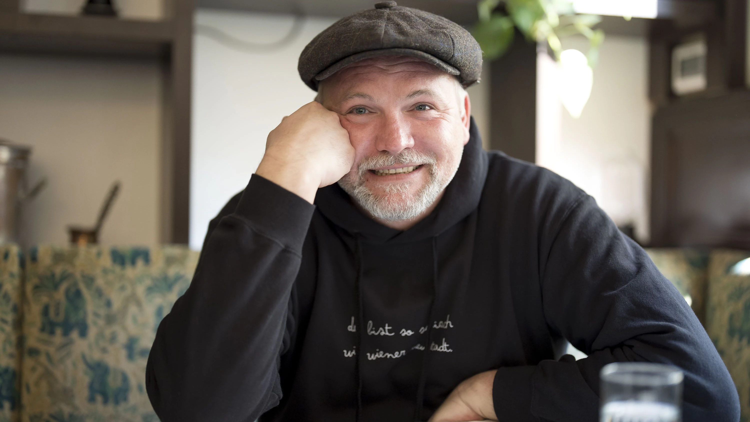 Thomas Stipsits sagt aufgrund eines schweren Schickssalschlags in der Familie seine Auftritte im Globe gemeinsam mit Viktor Gernot zum Thema "Lotterbuben" vorübergehend ab.