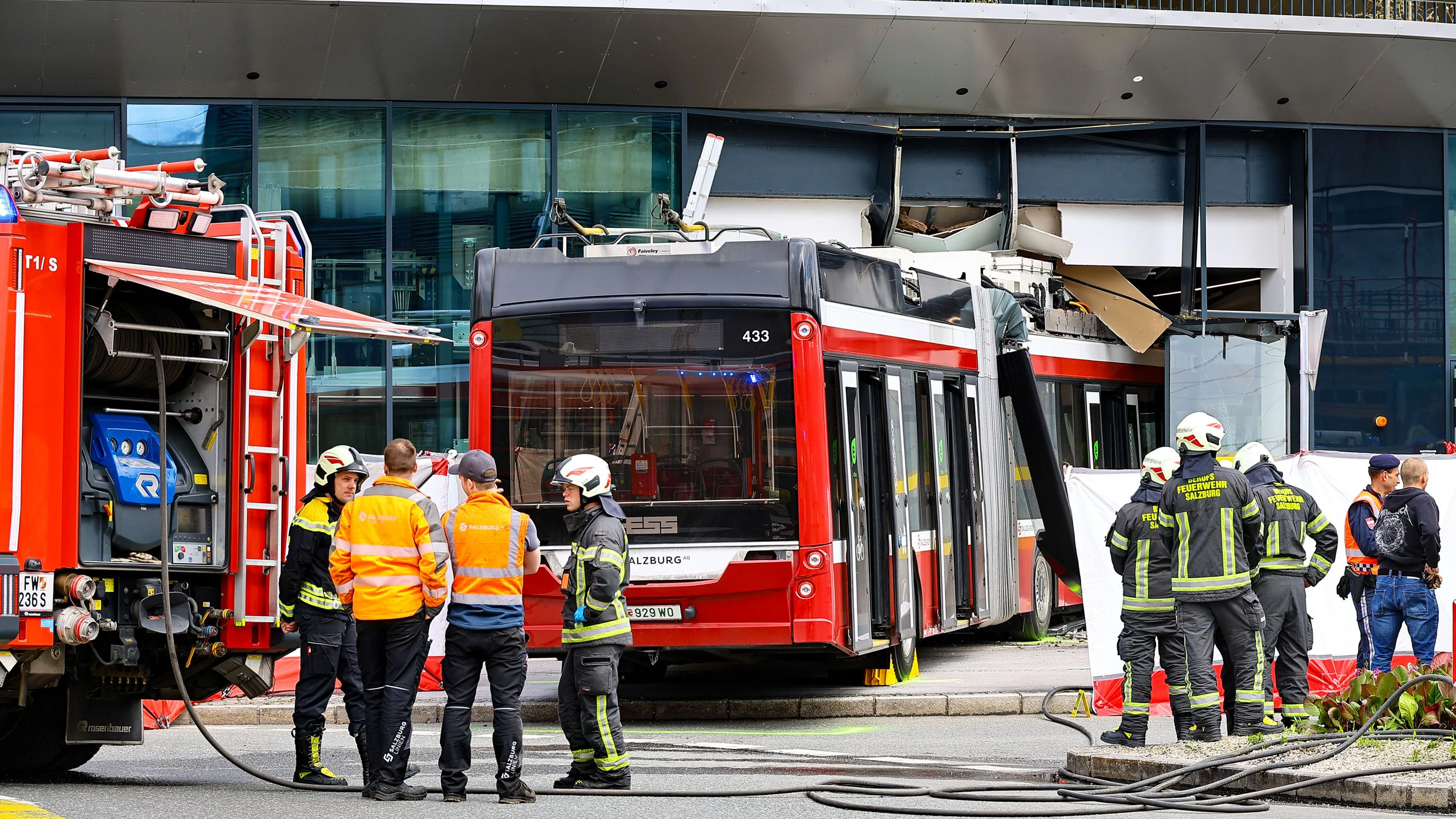 In Salzburg-Itzling ist ein Obus in die Glasfront eines Supermarkts gefahren - mehrere Menschen wurden verletzt.