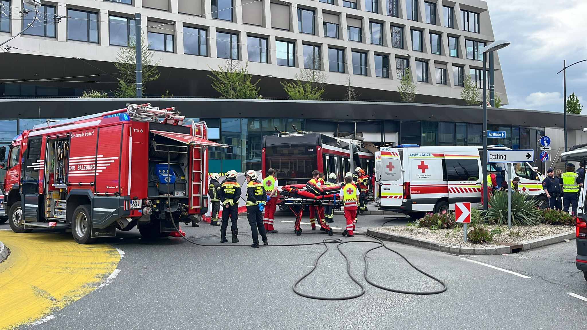 O-Bus kracht in Billa Filiale