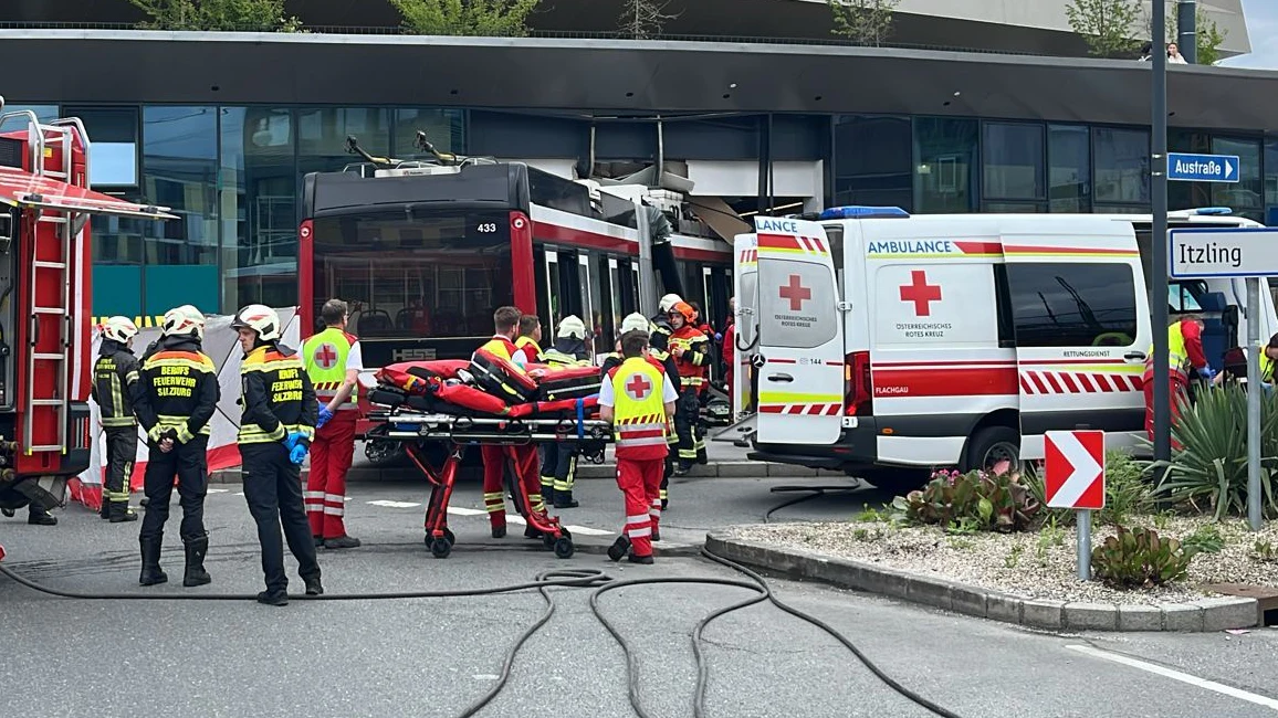 O-Bus kracht in Billa Filiale