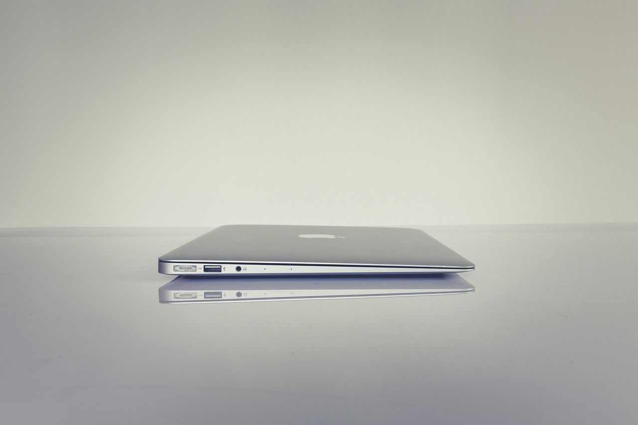Modernes MacBook auf dem Schreibtisch