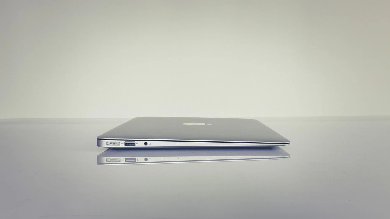 Modernes MacBook auf dem Schreibtisch