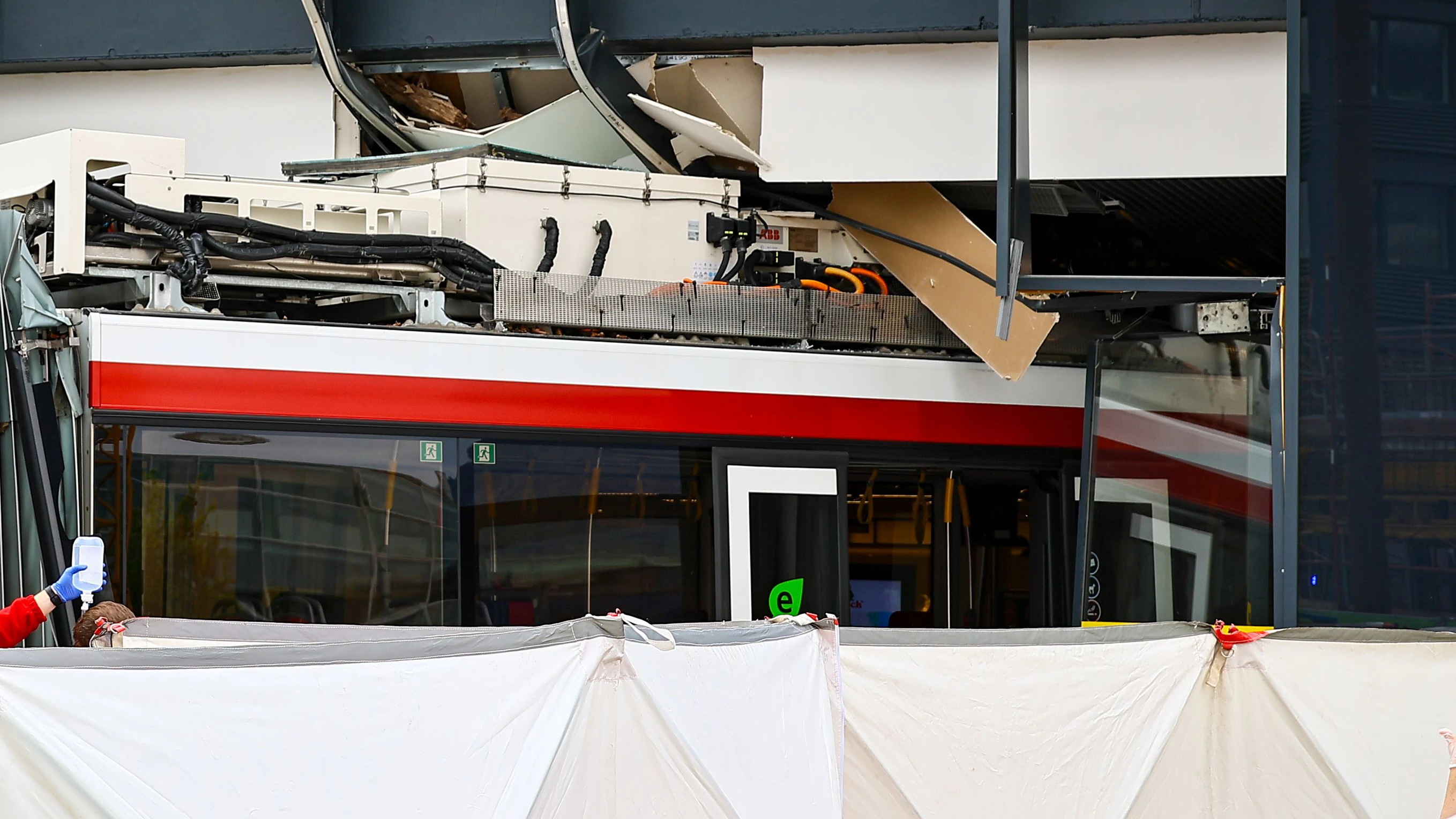 Heute.at - O-Bus kracht in Einkaufscenter: So kam es zum Unglück
