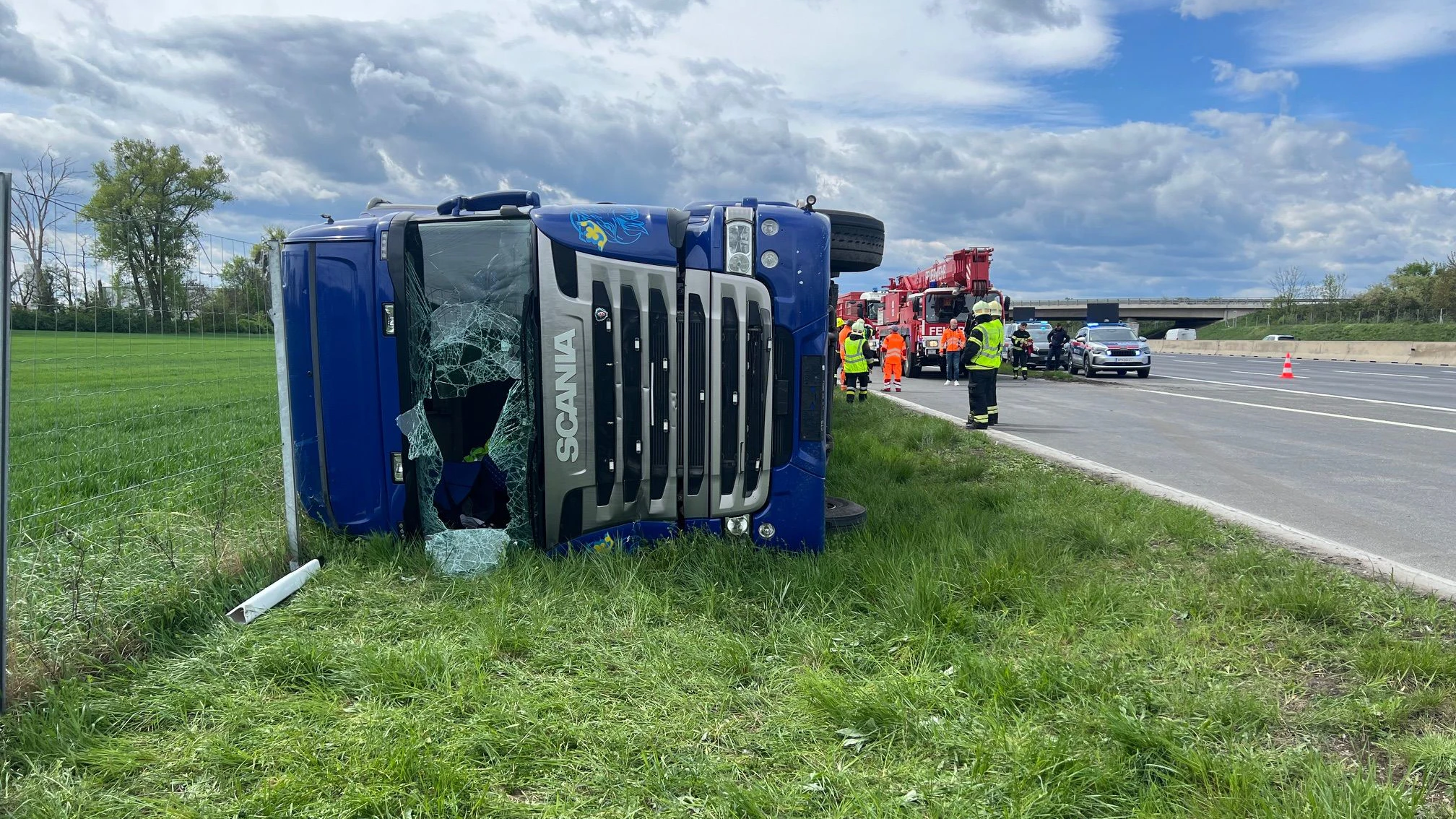 Heute.at - Schwerer Crash! Lkw kippt auf A2-Auffahrt um
