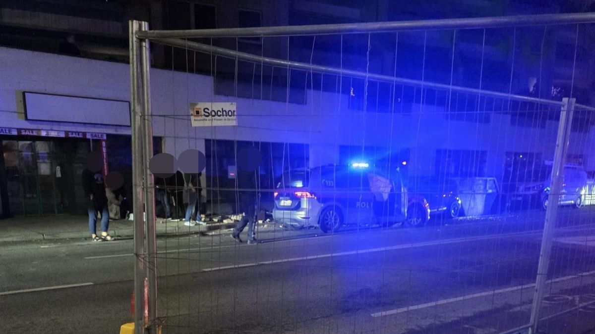 Heute.at - Blaulicht-Crash, 3 Verletzte! Polizei rast in Container