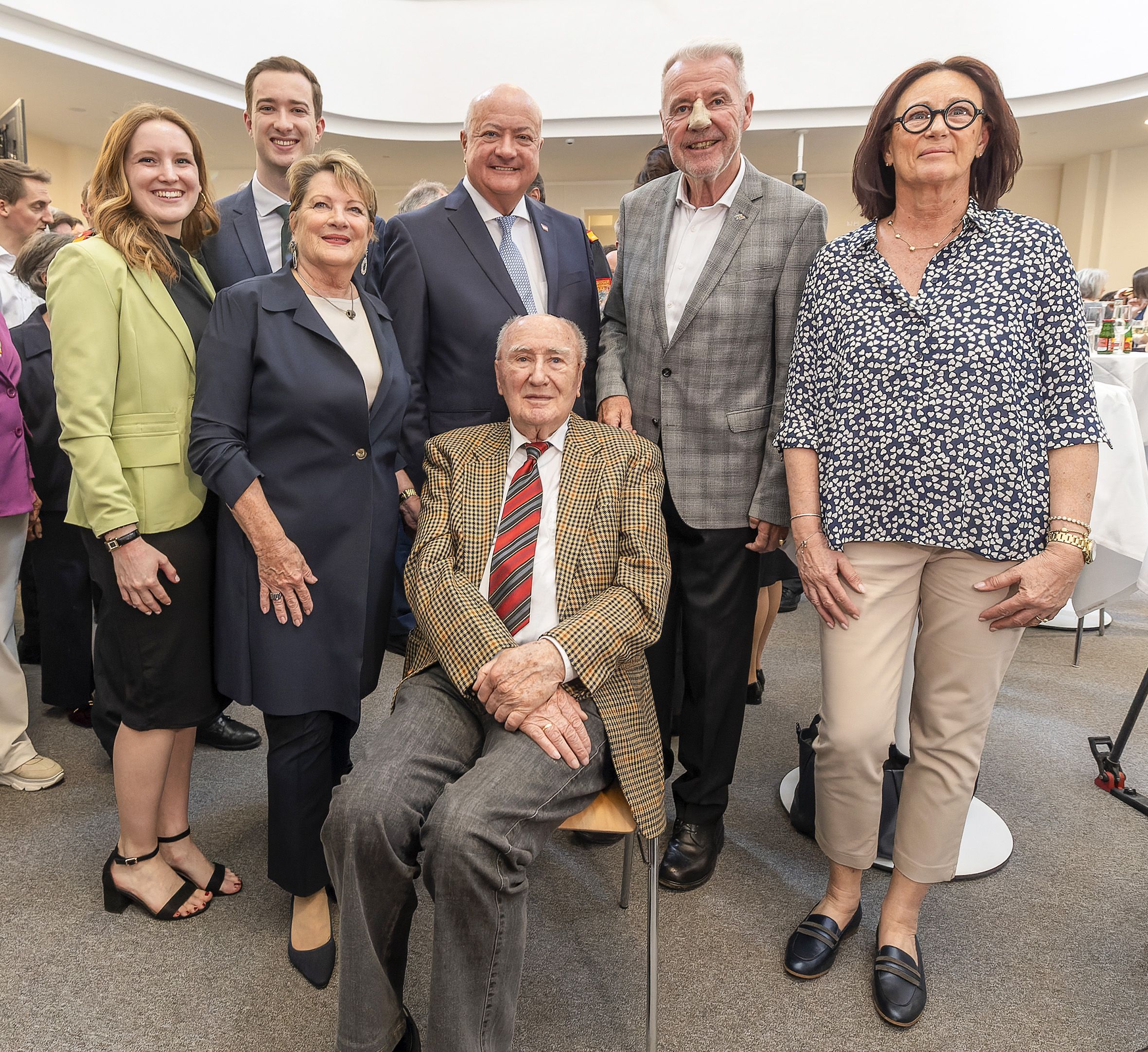 Franz Stocker (u.) beim Empfang für seinen Sohn Bundeskanzler Christian Stocker in der Karmeliterkirche. Am Foto mit Lilli Graf, Clemens und Gerda Stocker, Bürgermeister Klaus Schneeberger und Birgit Lenauer.