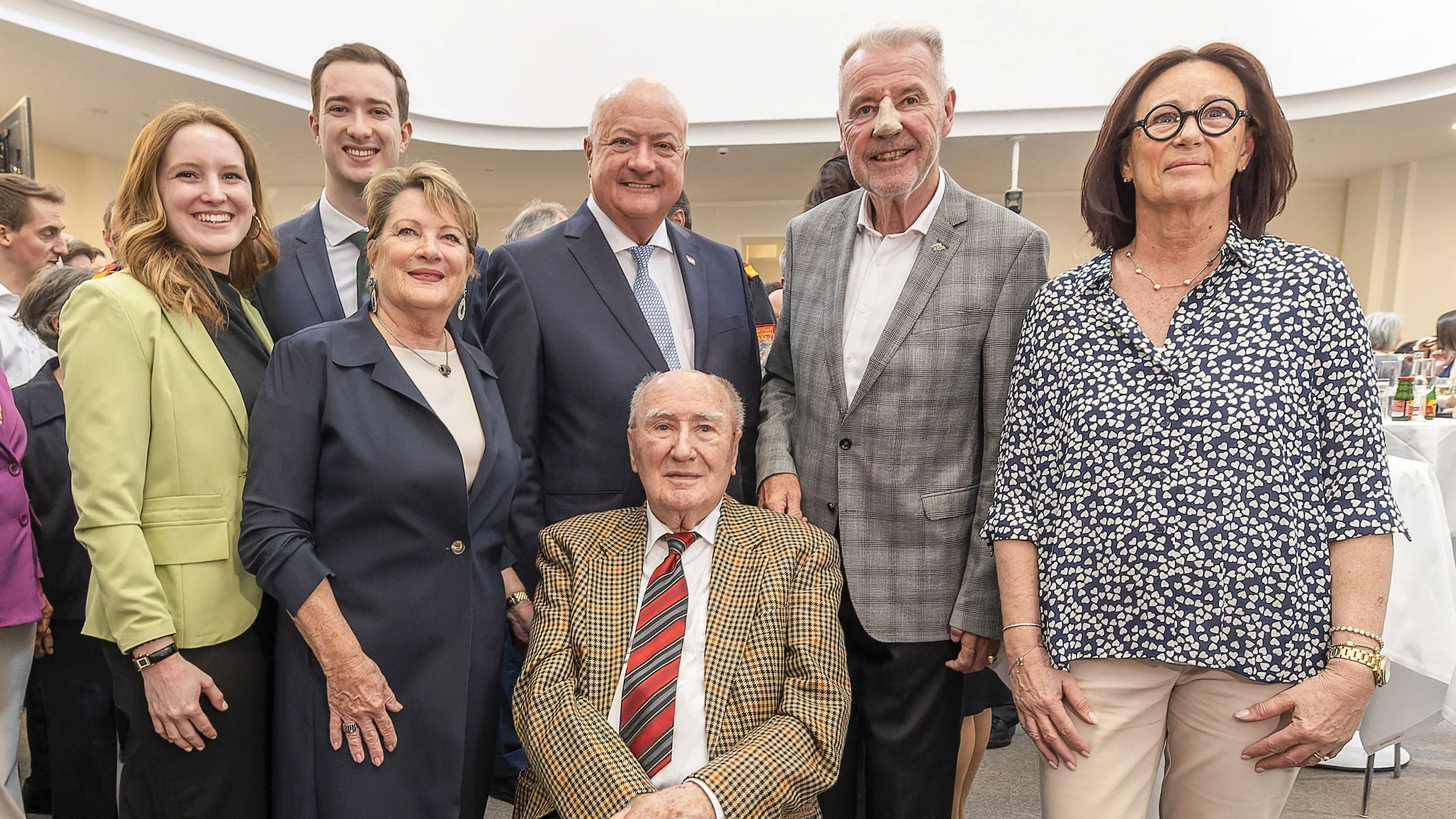 Franz Stocker beim Empfang für seinen Sohn Bundeskanzler Christian Stocker in der Karmeliterkirche. Am Foto mit Lilli Graf, Clemens und Gerda Stocker, Bürgermeister Klaus Schneeberger und Birgit Lenauer.