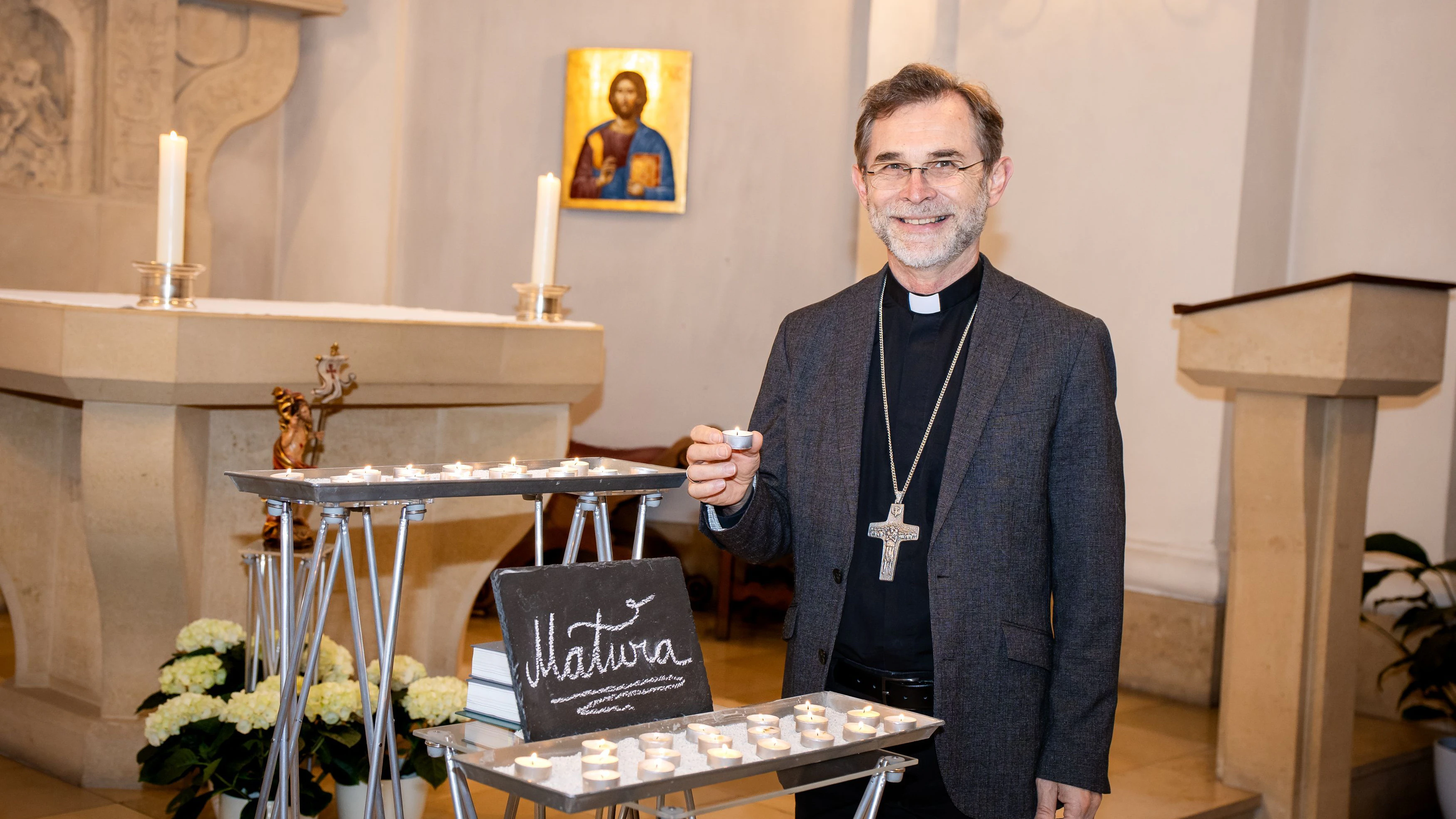 Erzbischof Josef Grünwidl wird im Rahmen von "Be Blessed!" in der Andreaskapelle im Bischofshaus am Stephansplatz Maturakerzen anzünden.