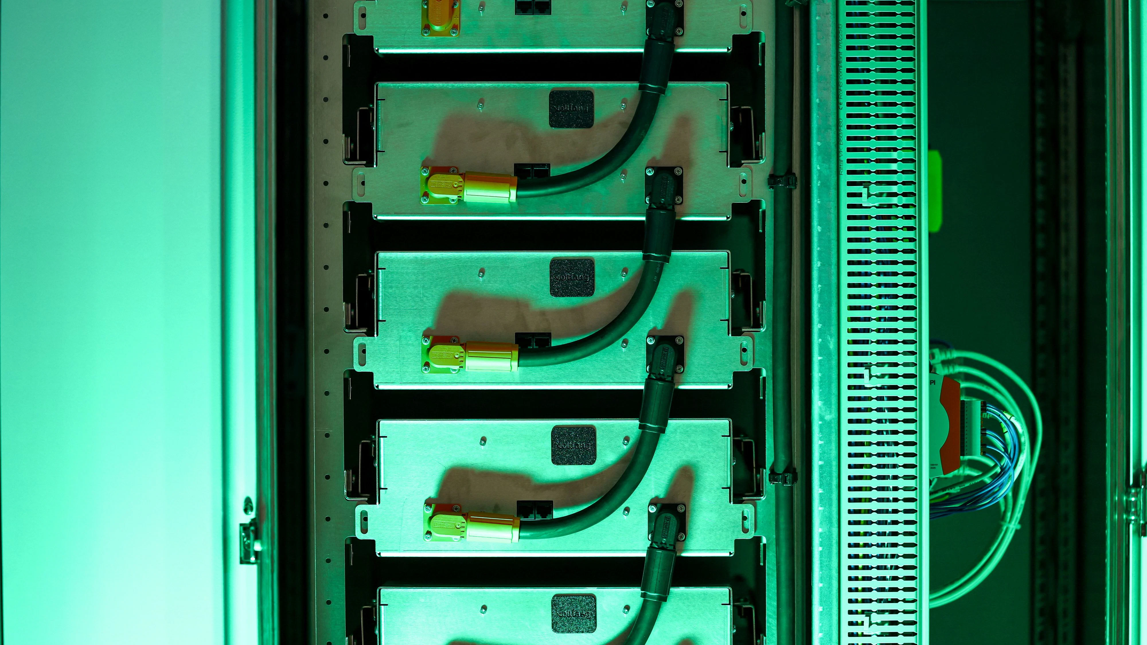 Während der Heimspeichermarkt schwächelt, boomt der Markt für Gewerbespeicher und vor allem für große Batteriesysteme.