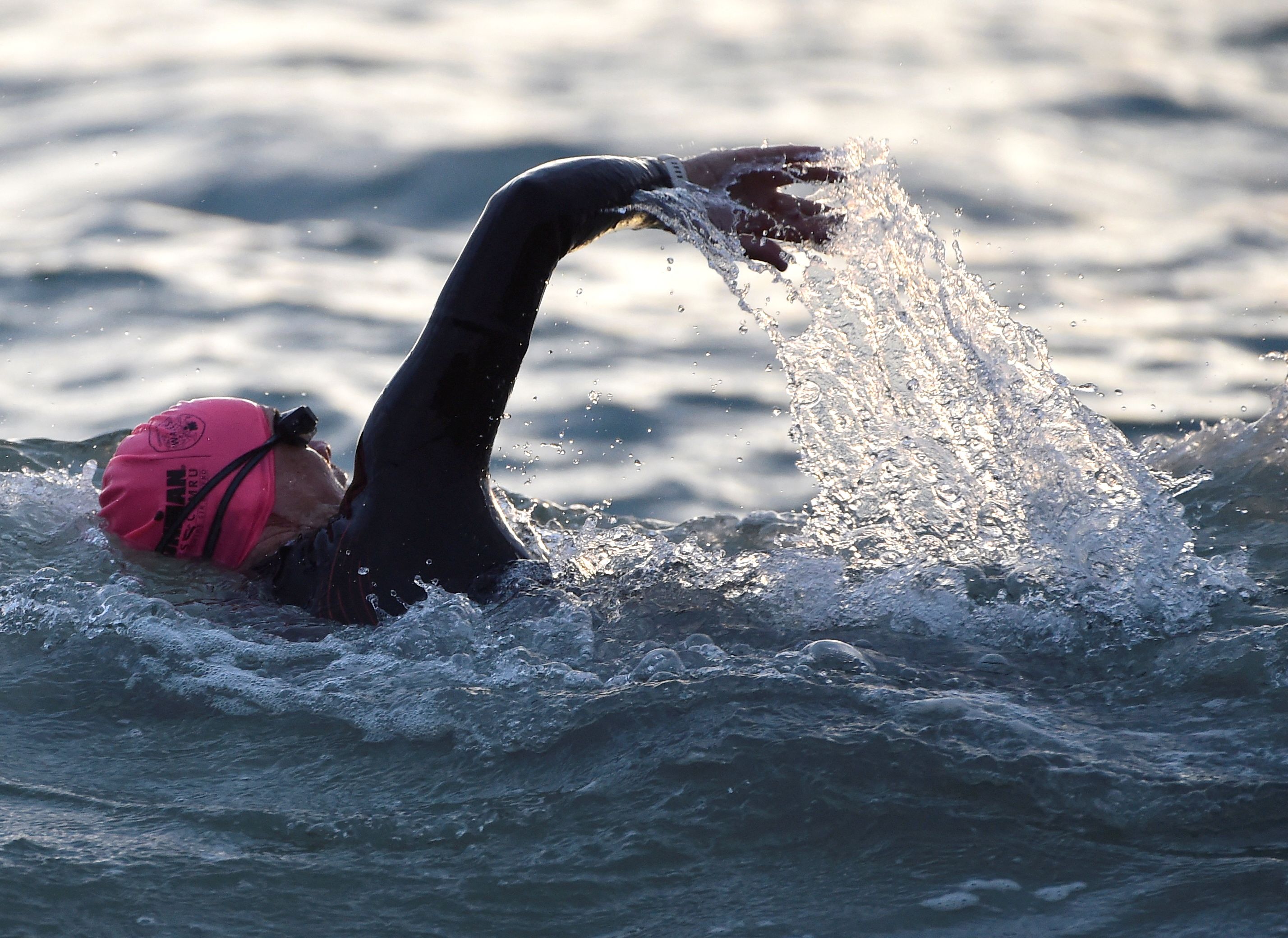 Mitten im Rennen verschwand Mara plötzlich im Wasser.