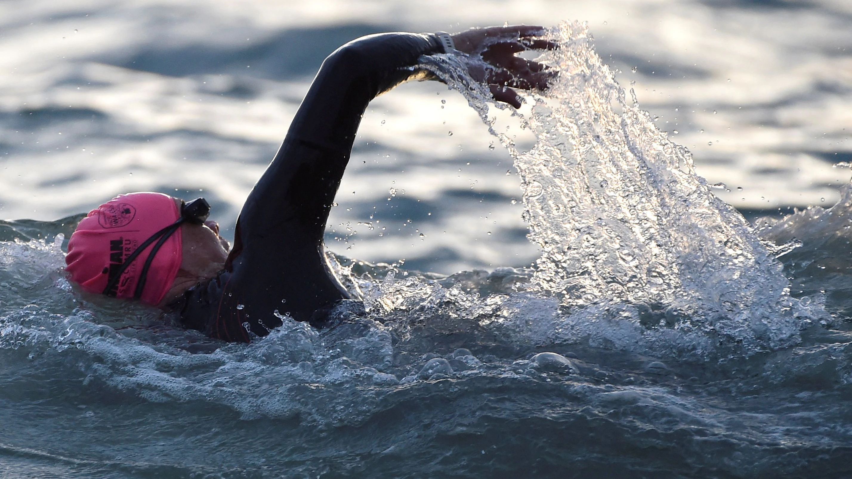 Mitten im Rennen verschwand Mara plötzlich im Wasser.