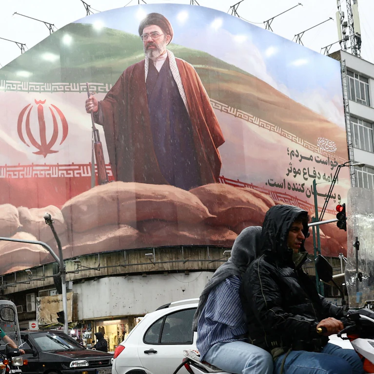 In der Nacht auf Mittwoch läuft die Waffenruhe ab. Gibt es noch Verhandlungen? Und wenn ja, mit wem? Im Iran ist ein Machtkampf ausgebrochen. Bei den Friedensgesprächen musste Pakistan mehrfach Streit innerhalb der Iran-Delegation schlichten. Jetzt tickt die Uhr.