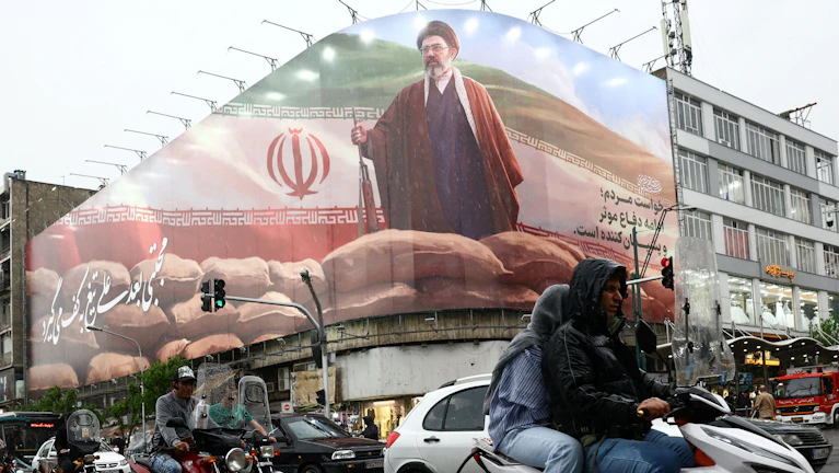 In der Nacht auf Mittwoch läuft die Waffenruhe ab. Gibt es noch Verhandlungen? Und wenn ja, mit wem? Im Iran ist ein Machtkampf ausgebrochen. Bei den Friedensgesprächen musste Pakistan mehrfach Streit innerhalb der Iran-Delegation schlichten. Jetzt tickt die Uhr.