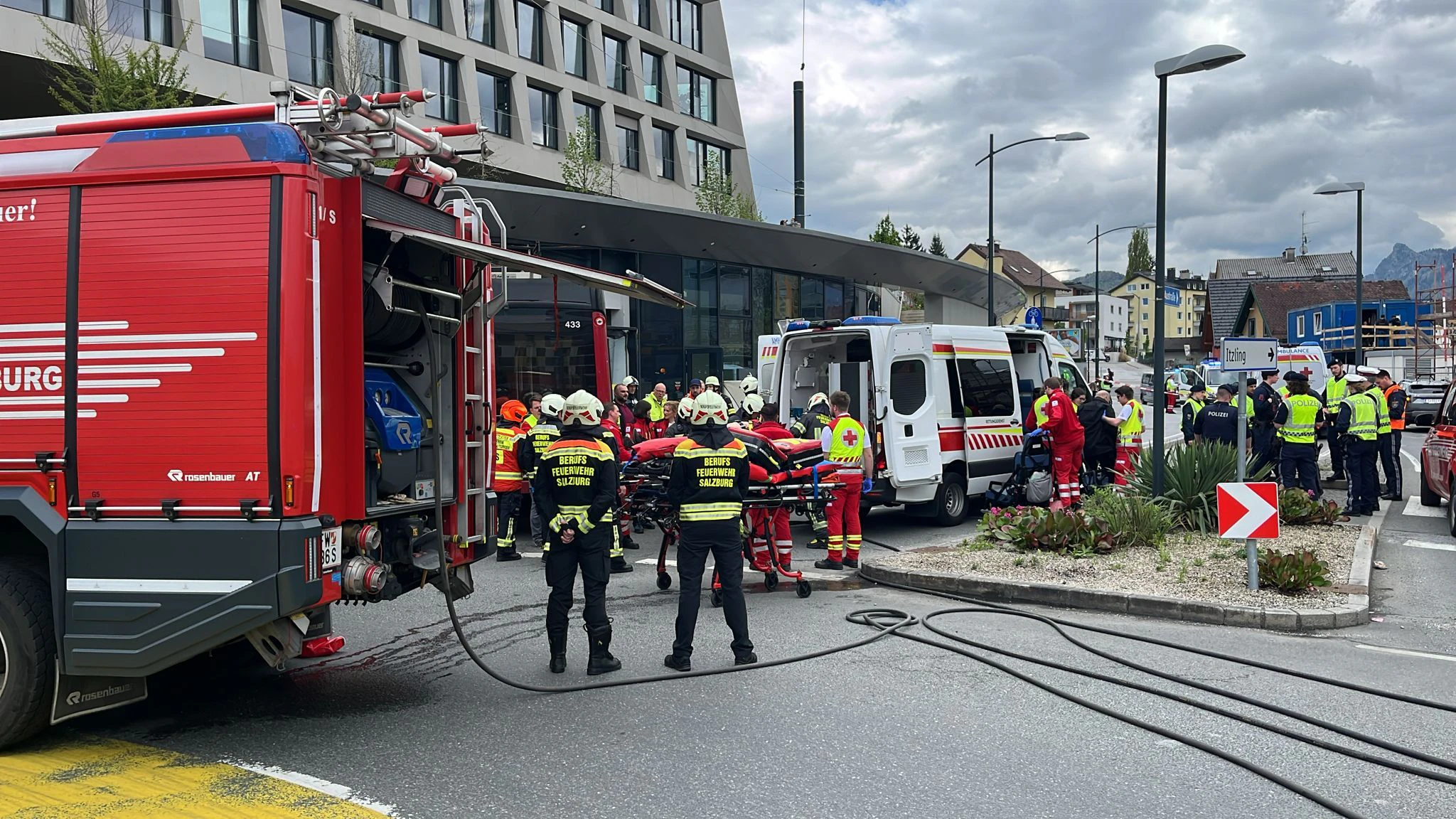 Heute.at - O-Bus donnert in Supermarkt-Filiale: mehrere Verletzte