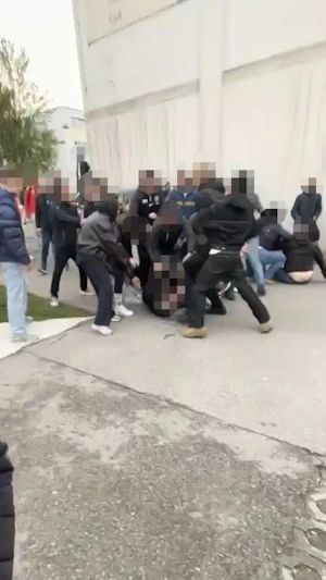 Fußball-Schlägerei in Wien: Nachwuchs-Spiel eskaliert, fünf Jugendliche verletzt – Polizei und Rettungseinsatz nach Körperverletzung.
