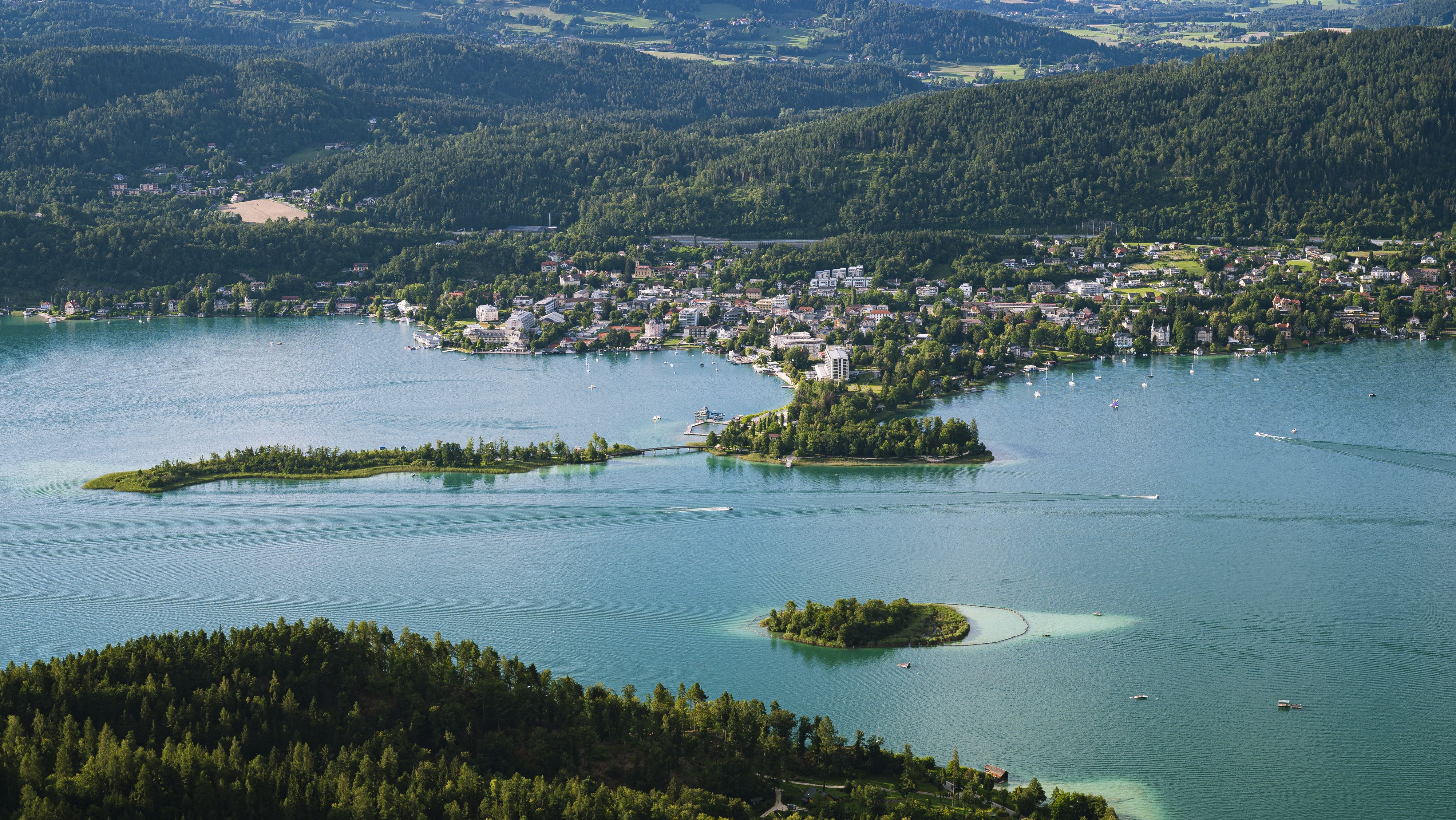 Konkret umfasst der Erwerb den rund 2.000 Quadratmeter großen Mittelteil der größten Insel im Wörthersee.