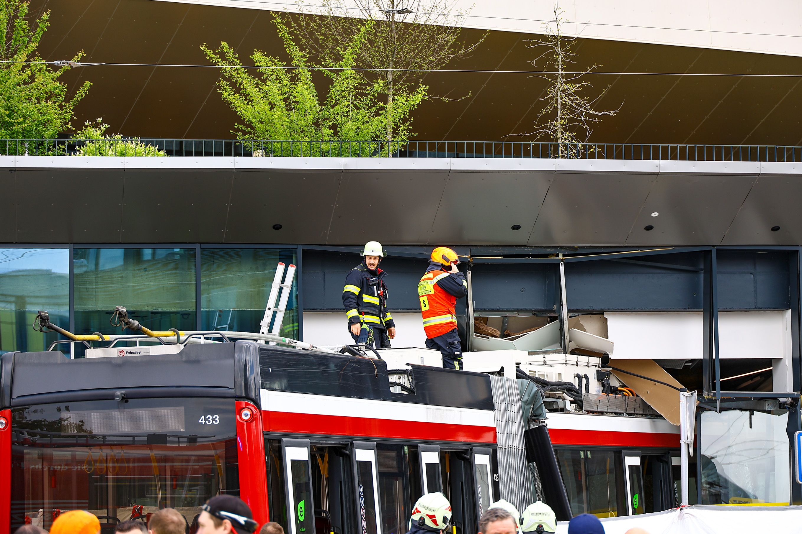 Obus krachte in Billa: Einsatzkräfte stehen am schwer beschädigten Gebäude, während Statiker die Stabilität der Filiale prüfen.