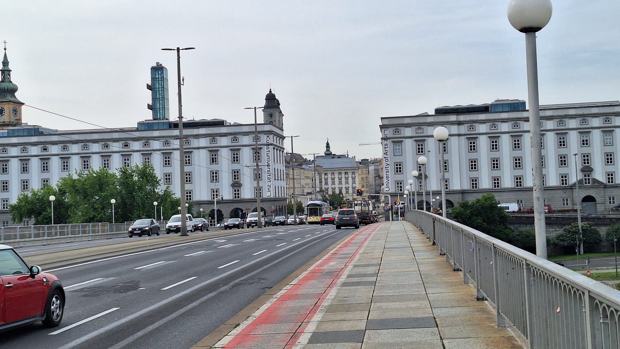 Am Sonntag kam es auf der Nibelungenbrücke zu dem tödlichen Unfall.
