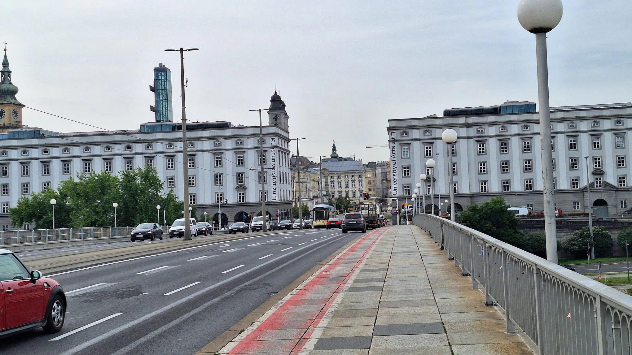 Am Sonntag kam es auf der Nibelungenbrücke zu dem tödlichen Unfall.