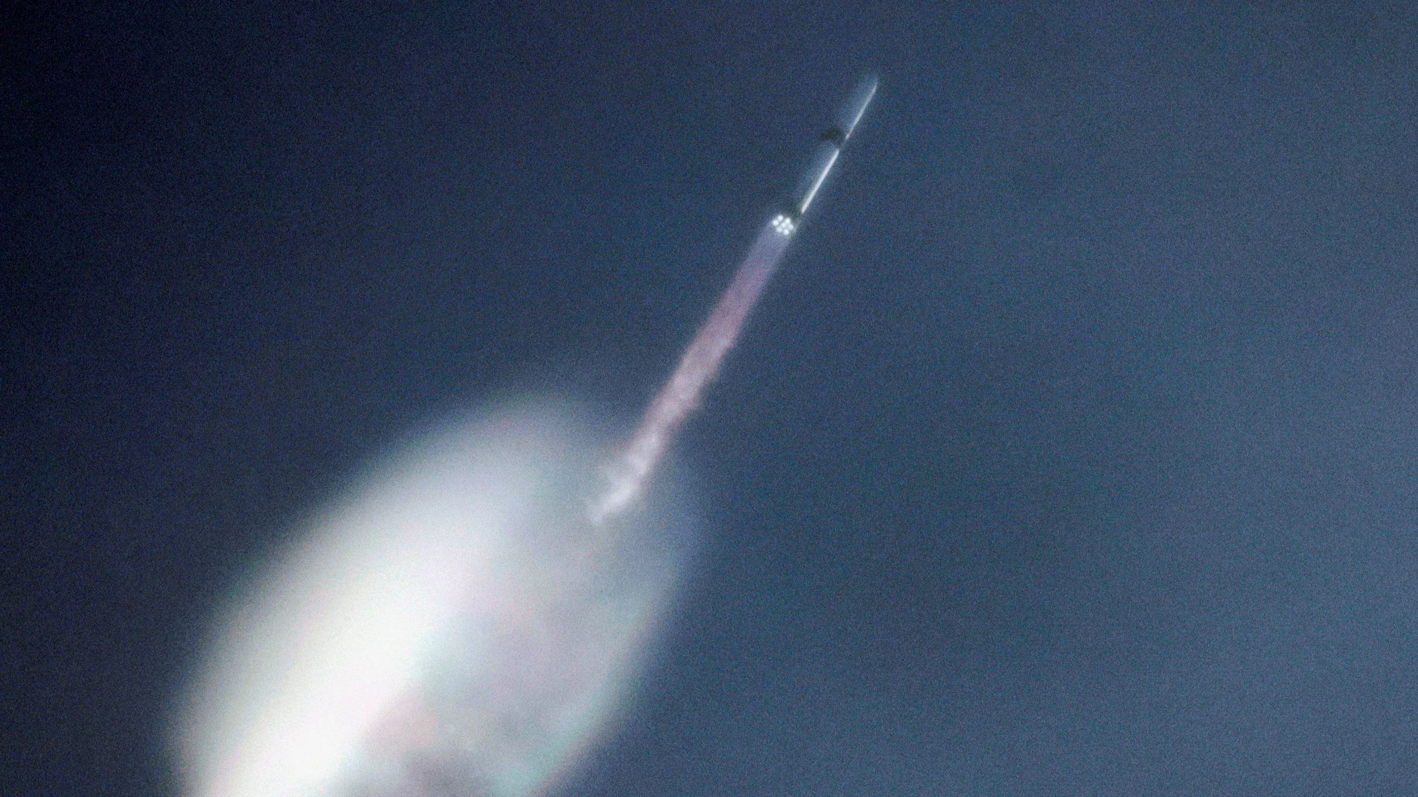 A Blue Origin New Glenn rocket lifts off from the Cape Canaveral Space Force Station in Cape Canaveral, Florida, U.S., April 19, 2026. It is the third launch of New Glenn, carrying the AST SpaceMobile’s BlueBird 7satellite into low Earth orbit. REUTERS/Joe Skipper     TPX IMAGES OF THE DAY     