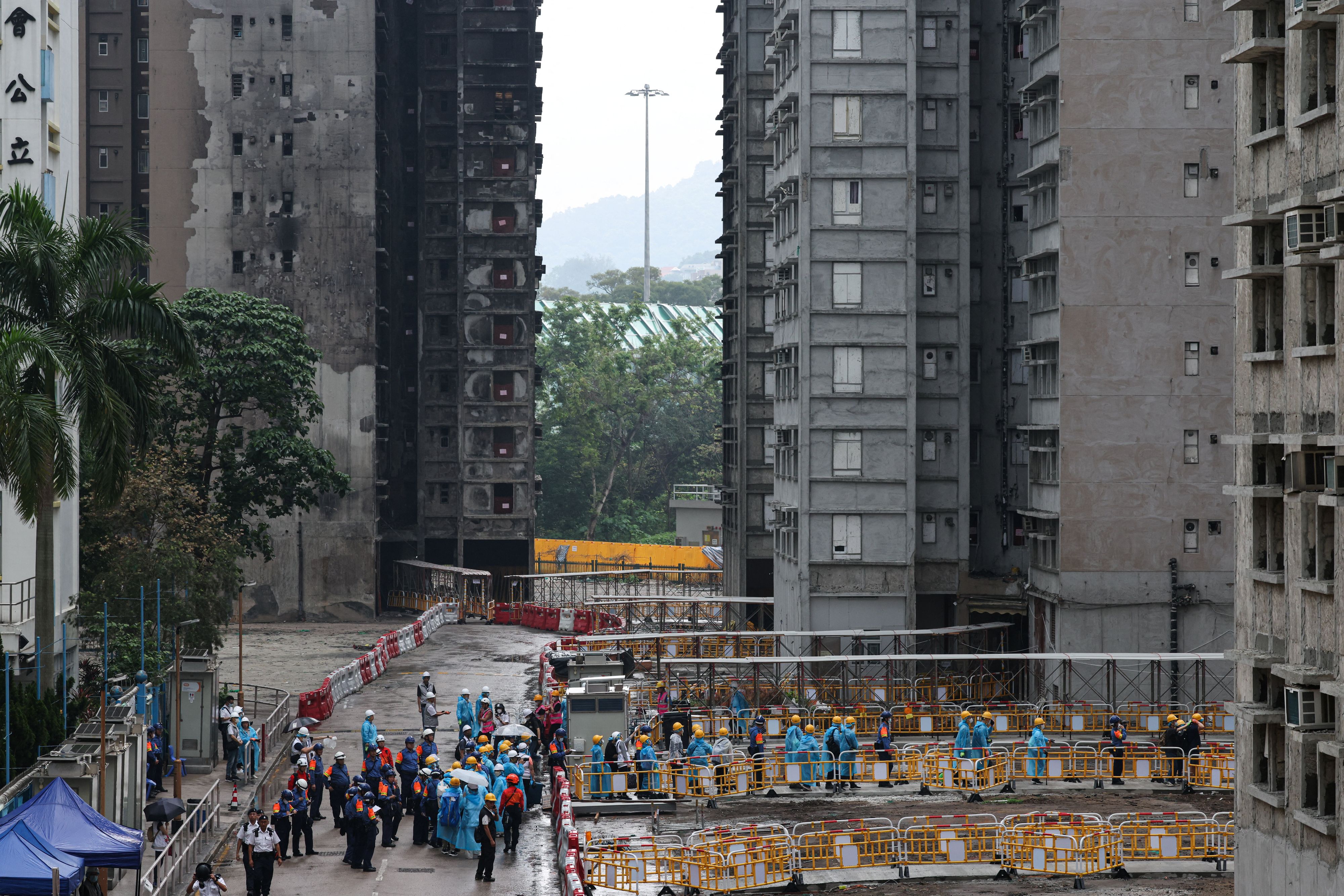 Nach dem Großbrand in einem Wohnkomplex in Hongkong dürfen Bewohner erstmals wieder in ihre Wohnungen.