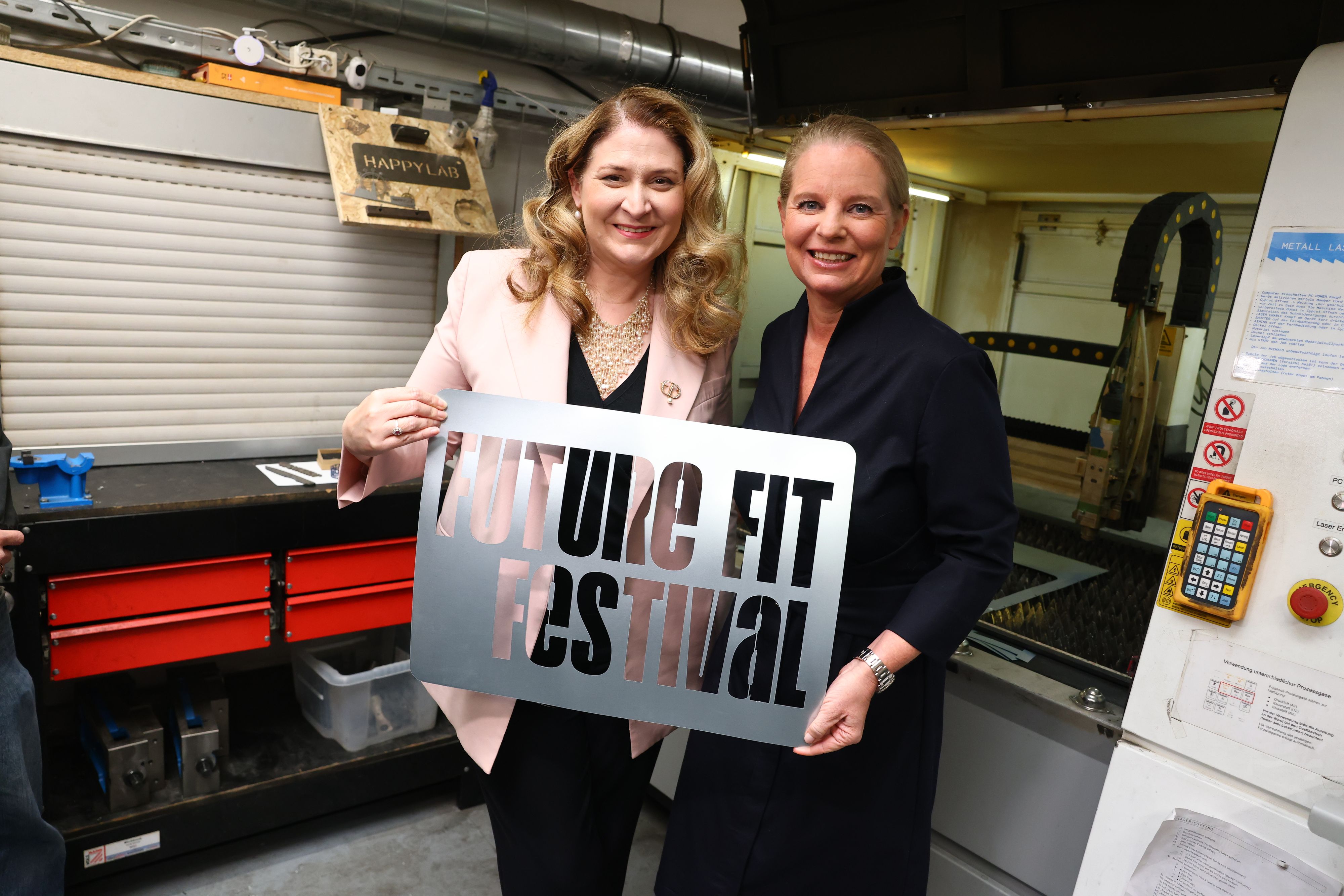 Wirtschafts-Stadträtin Barbara Novak (l., SPÖ) mit Maria In der Maur-Koenne (Rechtsanwältin und Neos Arbeitssprecherin).