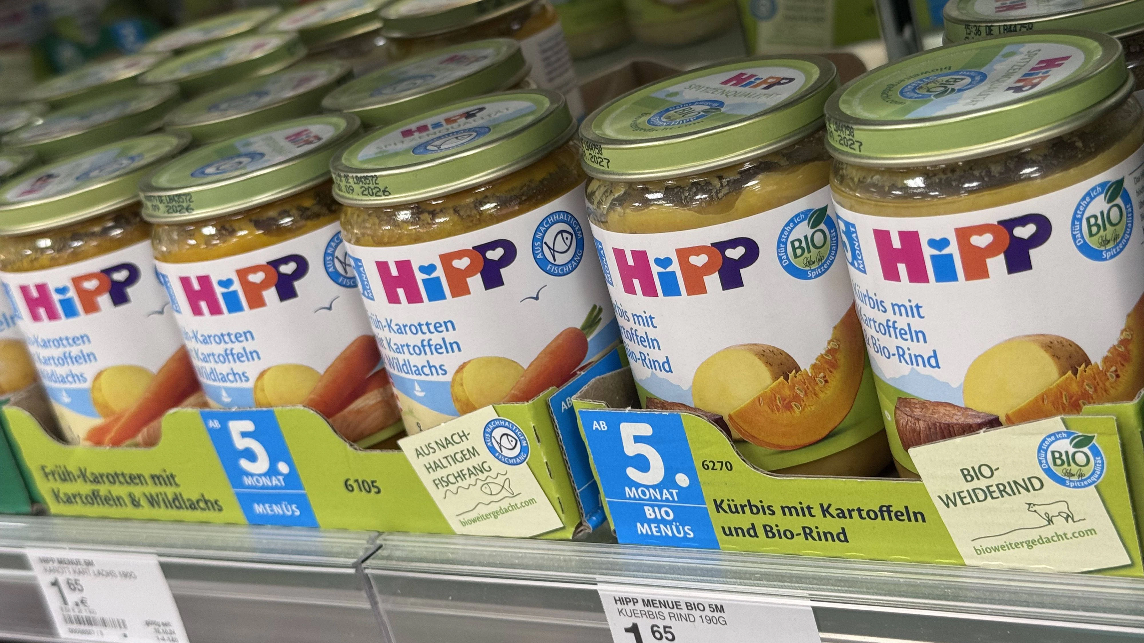 Hipp Babynahrung im Glas in eimem Supermarktregal. *** Hipp baby food in a jar on a supermarket shelf