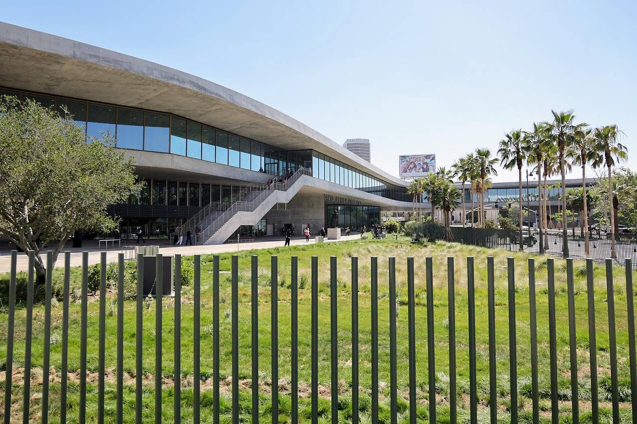 Das Museum hat so einiges zu bieten: Restaurants, Cafés, Theater. Dennoch ist der Bau sehr umstritten.