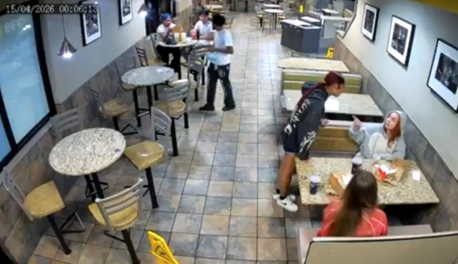 Heute.at - Mitten im Mäci: Fan gibt Rapperin eine Watschen