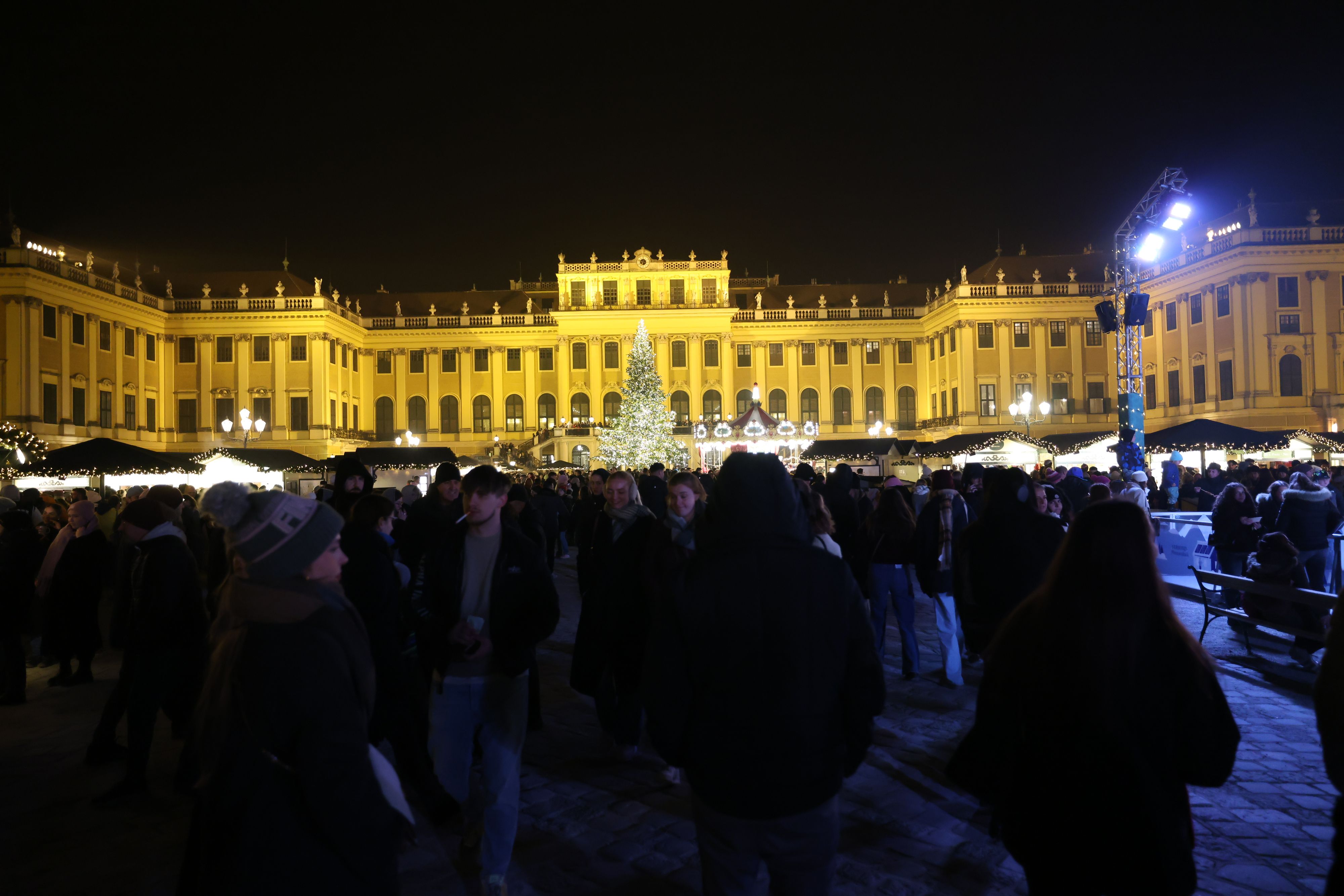 Nicht nur zu Weihnachten, sondern auch im Mai wird das Schloss Schönbrunn erleuchtet.