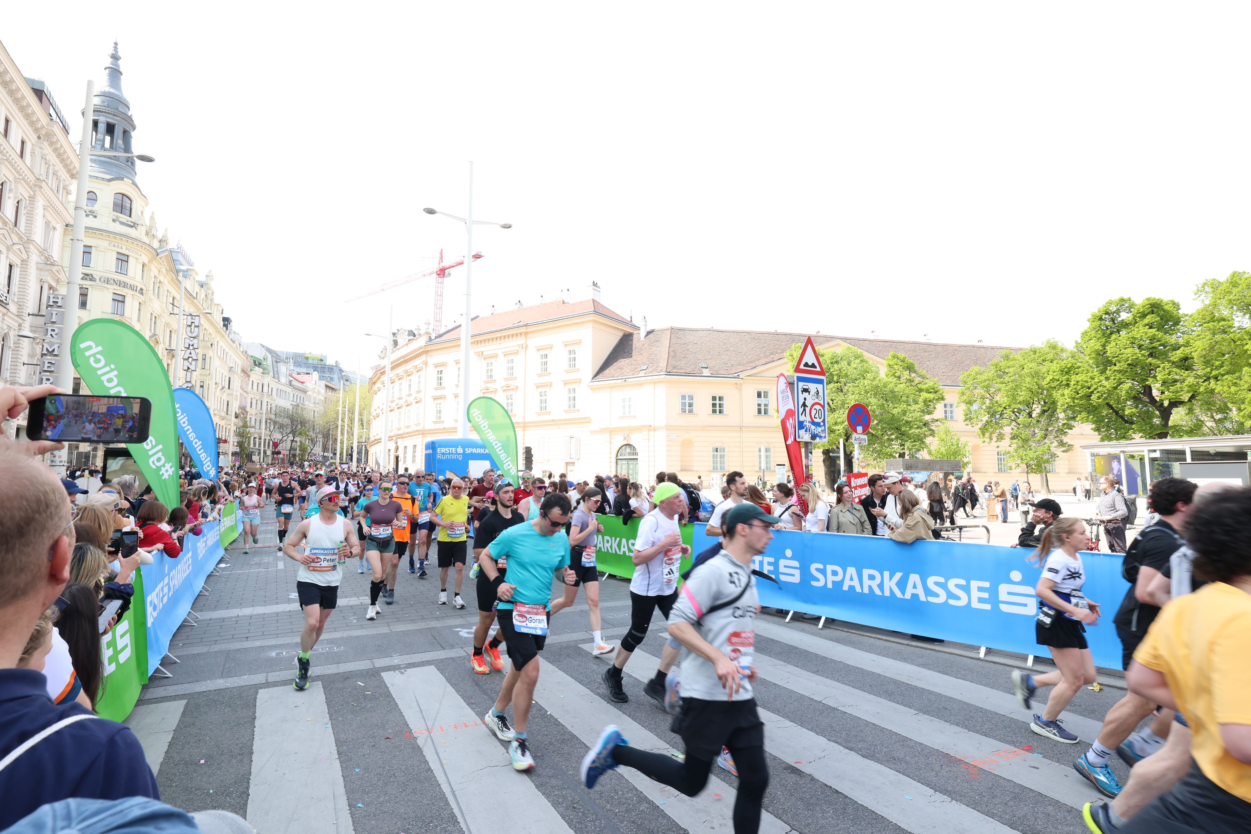 Läufer beim Vienna City Marathon am Burgring - kurz vor dem Ziel kam es zu dem dramatischen Zwischenfall.