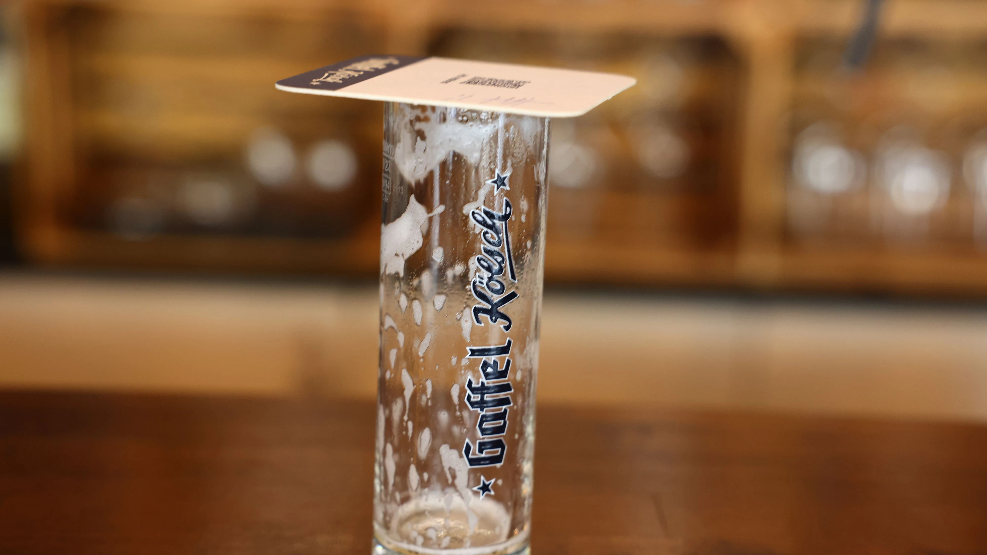 Deckel drauf – dieses Zeichen bedeutet, dass der Gast ein neues Bier möchte.