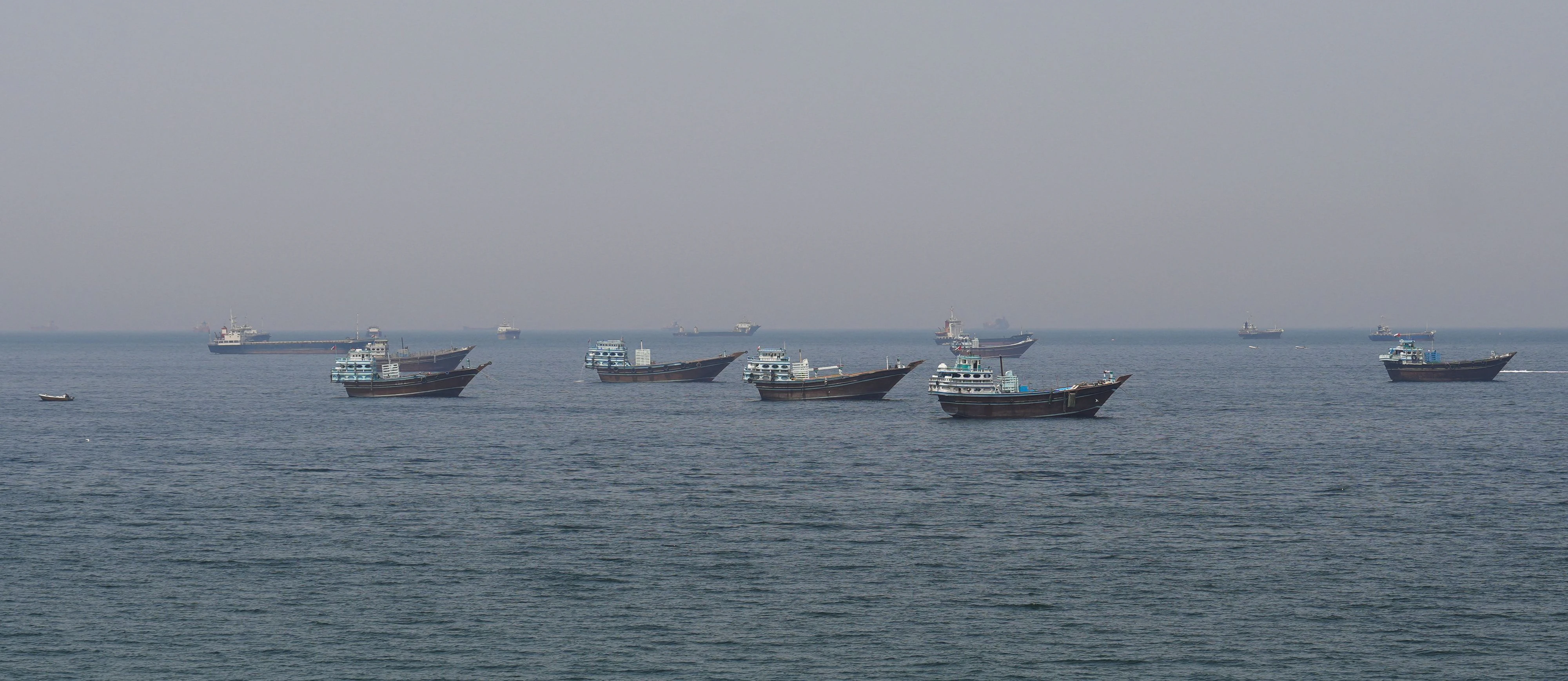 Immer noch warten Dutzende Schiffe und Boote auf eine Lösung des Hormus-Konflikts