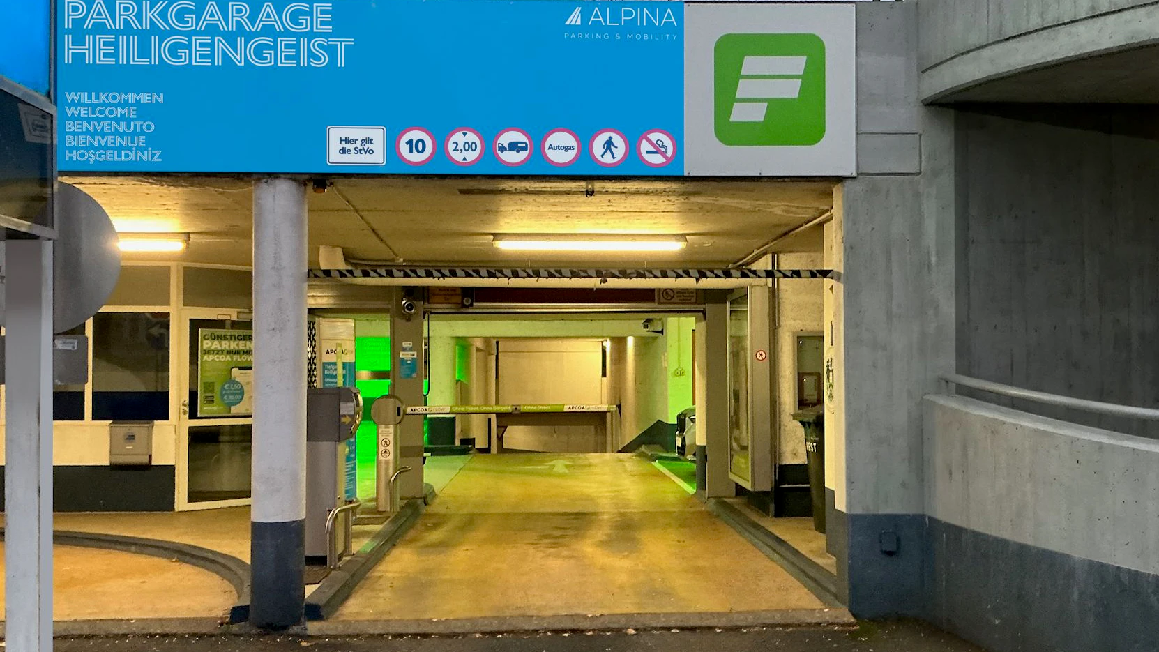 Einfahrt völlig ohne Schranken.