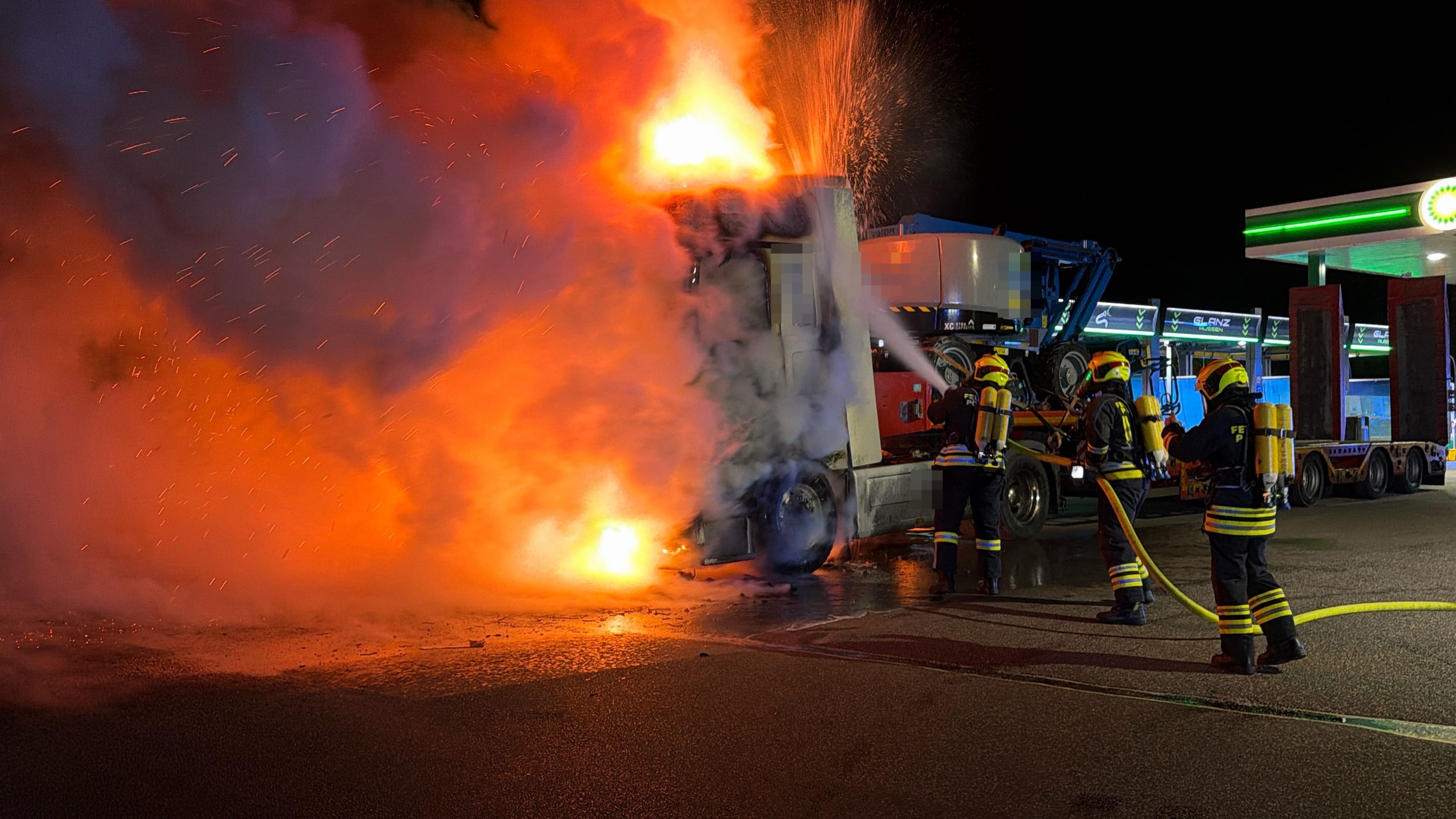 Der Lkw ging bei der Tankstelle in Flammen auf.