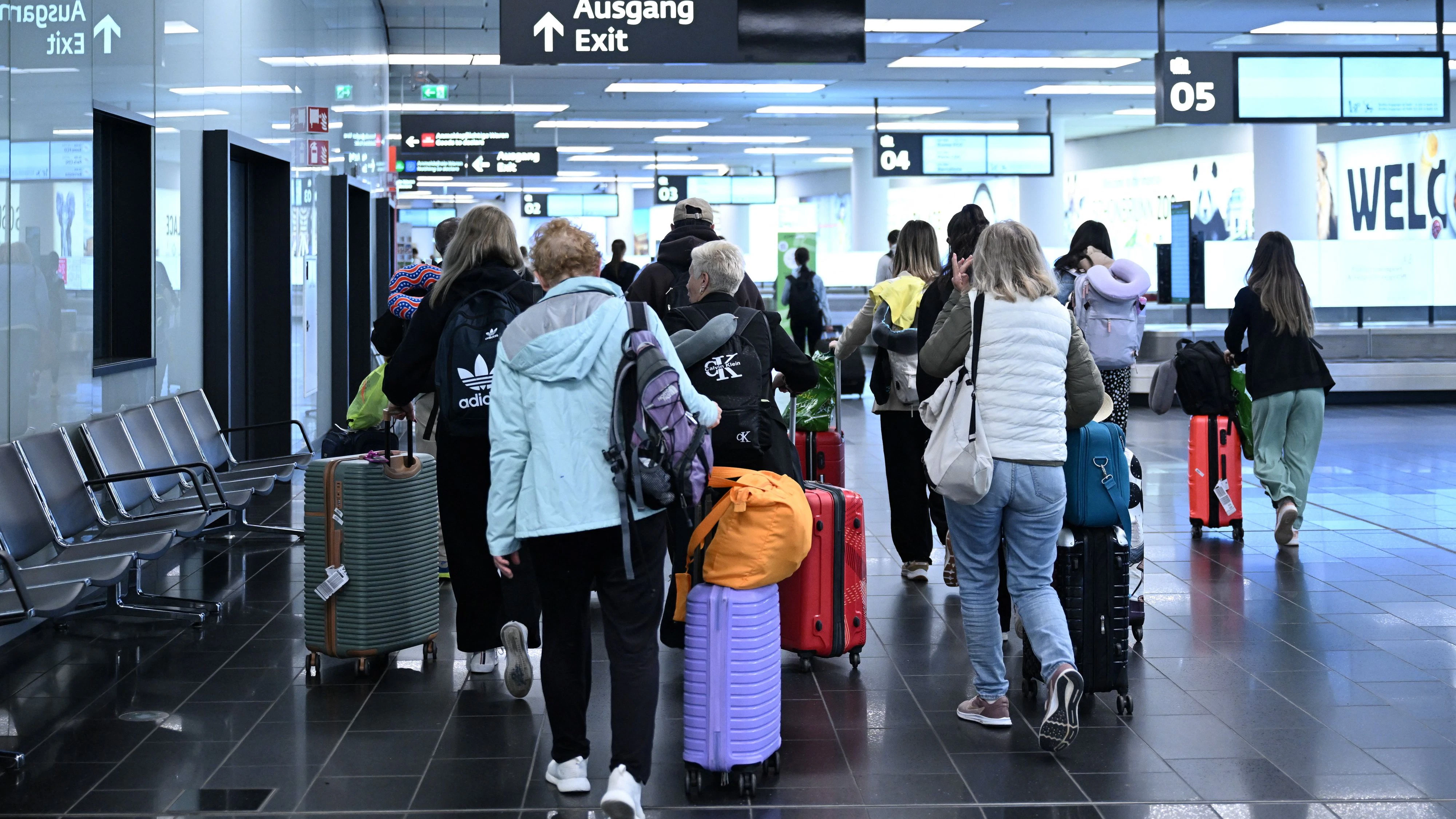 Passengers evacuated from the Middle East arrive at Vienna airport in Schwechat, Austria, March 4, 2026. REUTERS/Elisabeth Mandl