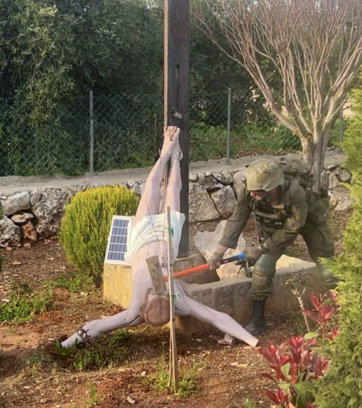Heute.at - Israelischer Soldat zerstört Jesus-Figur mit Hammer