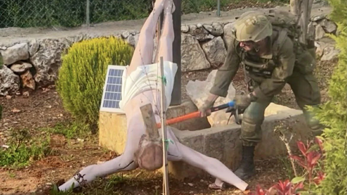 Ein israelischer Soldat zerstört im Südlibanon eine Jesus-Figur mit einer Axt - die Armee entschuldigte sich nach dem Vorfall