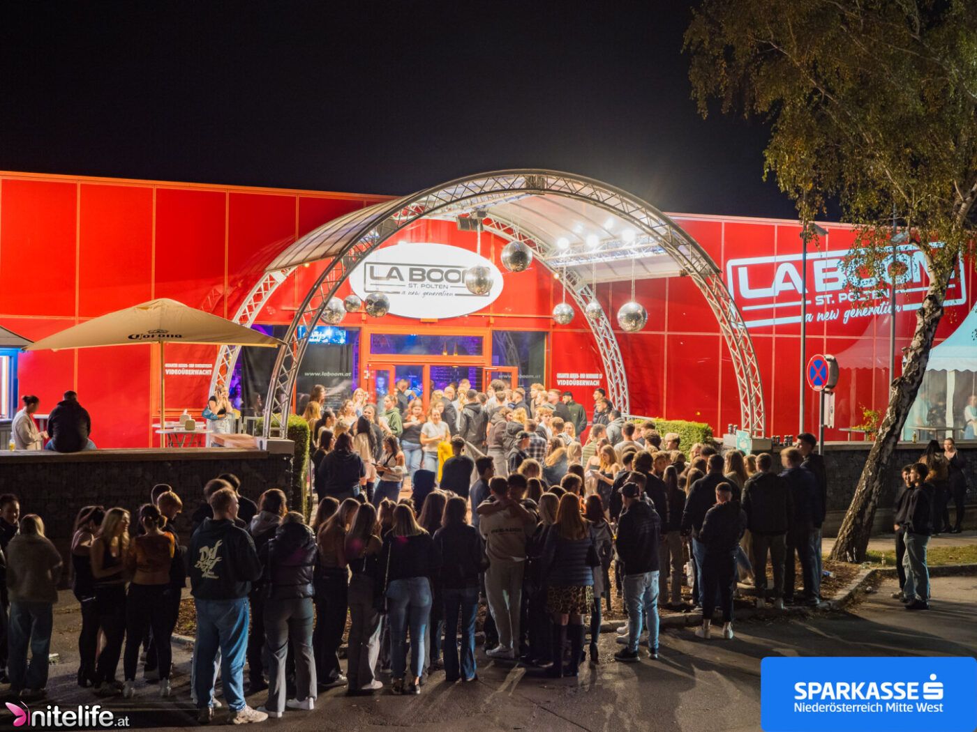 Bilder von früher: Massenhaft Gäste haben am Eingang auf den Eintritt gewartet.