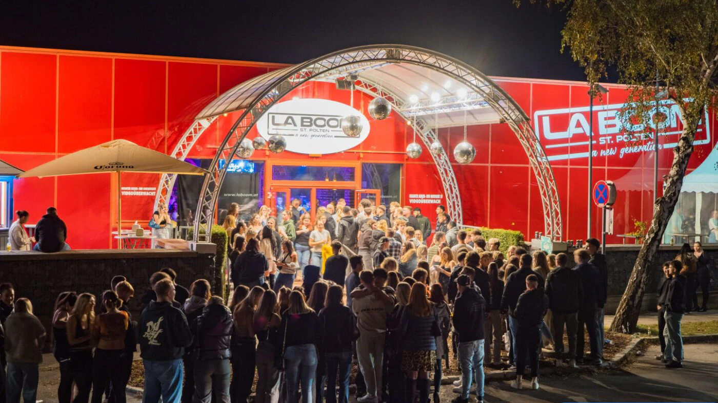 Bilder von früher: Massenhaft Gäste haben am Eingang auf den Eintritt gewartet.