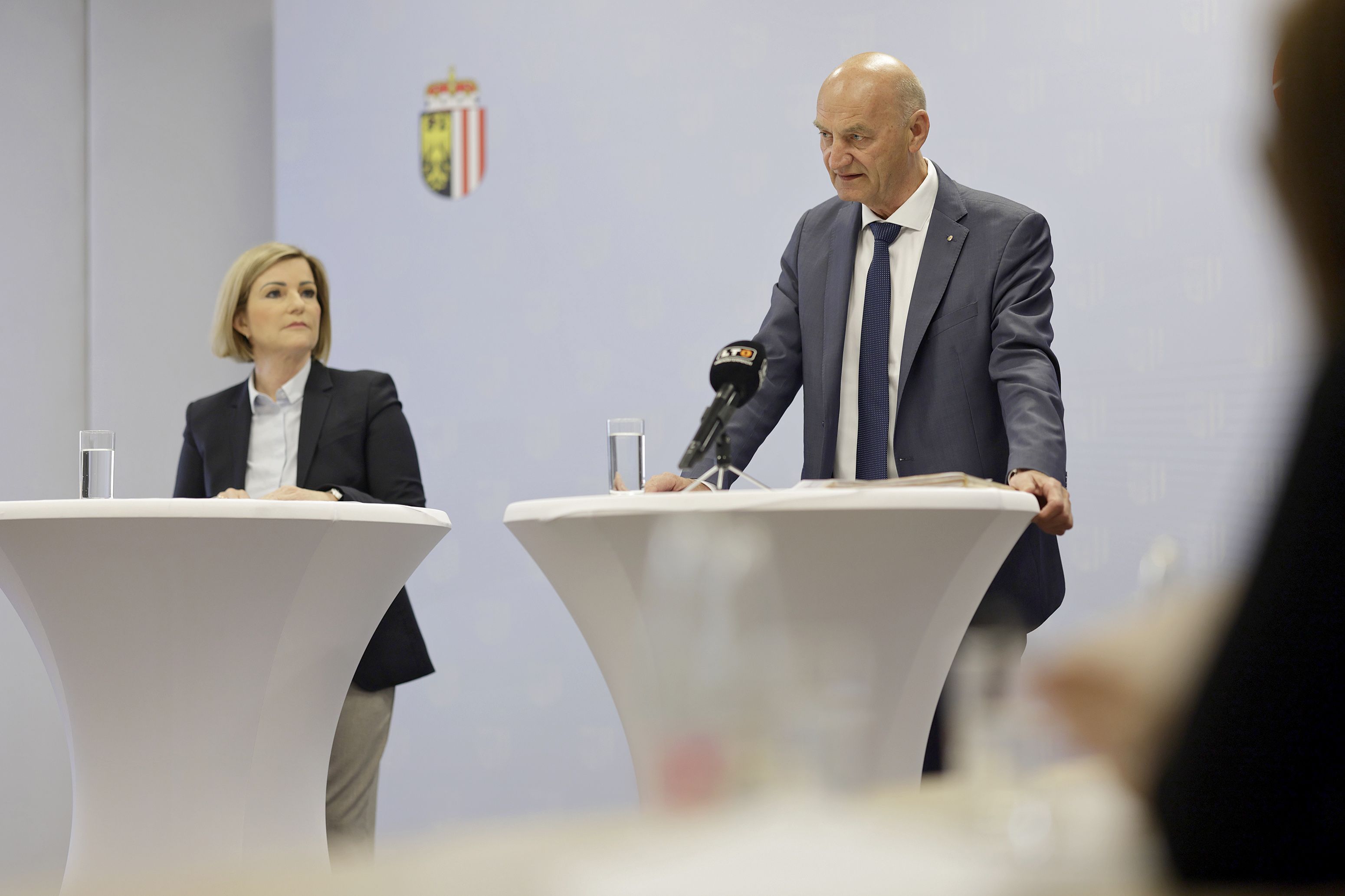 Mit dem neuen Case-Management werden gezielt arbeitsfähige Bezieher auf dem Weg aus der Sozialhilfe zurück in den Arbeitsmarkt begleitet. Landesrat Dörfel und Iris Schmidt, Landesgeschäftsführerin AMS OÖ.